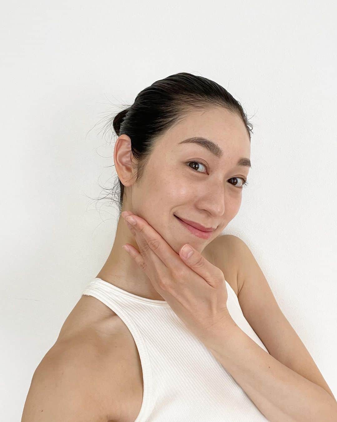 熊澤枝里子のインスタグラム：「・ 自然派コスメ好きで美容医療に疎かった私。 そろそろ本気の肌ケアをしたいと思ってました。  肌が綺麗なモデルの子に聞いて、東京ヒルズクリニック @tokyo_hills_clinic に行ってきました。 初回でベビーピールと美肌トリートメントを。 透明感が出てツルツルに🥚✨  海遊び、アウトドアが好きで、シミもぼやぼや出てきてるから、こちらもこれからケアしていきたいところ。  眉毛以外はすっぴんで、加工無しの写真を、選手宣誓的な(笑)意味も込めてアップしてみます😂❣️  綺麗を作るには馬力がいるなぁと思うけど、ちゃんと手をかければ成果は出るもの。 半年後、一年後には狙ったように変化するように、これからいろんな角度から美容を見直してみようと思います💪  #kumakoの美容道」