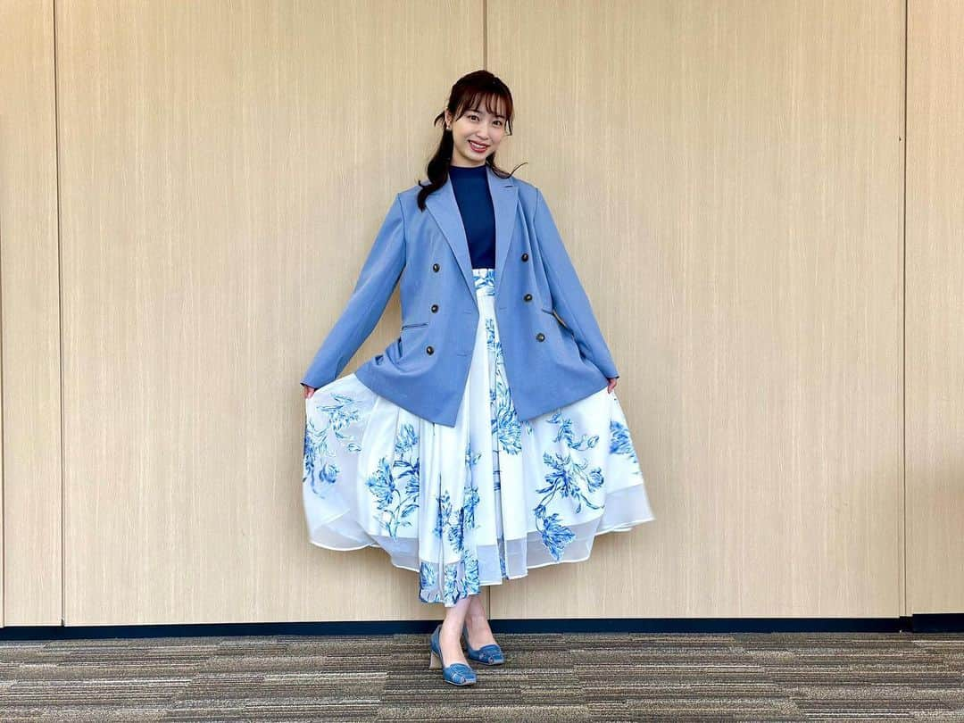 フジテレビ「めざましテレビ」さんのインスタグラム写真 - (フジテレビ「めざましテレビ」Instagram)「ファッション雑誌CanCamとコラボした お天気コーナー「きょう何着て行く？」 林佑香の毎日のコーデを紹介♪    ４月１２日（水）  【今日のコーデ】 ・ジャケット→ @collage.official １万７６００円 ・ニット→ @mercuryduo_com 　５９４０円 ・スカート→ @snidel_official 　　　１万９８００円 ・靴→ @dianashoespress 　　　　　　１万８１５０円 ・イヤリング→ @anemone_official 　　　２６４０円     【ポイント】 クラシカルなタッチで描かれた花柄💐モチーフのスカートで、レディー気分を満喫🥳  エアリーな素材感は歩くたびにドラマティックに揺れて どの瞬間も素敵に見せてくれます💕 ブルー×白の爽やかな配色に季節感もUP✨😁  #めざましテレビ #きょう何着て行く？ #林佑香 #今日のコーデ #コーデ #CanCam #今日のファッション#ootd #きょう何着て行く？は月〜金朝6時22分ごろ放送📺  #ゆかちゃん #きれいめコーデ #きれいめカジュアル #大人コーデ #春コーデ #オフィスカジュアル #上品コーデ #アナウンサー衣装」4月13日 13時21分 - mezamashi.tv