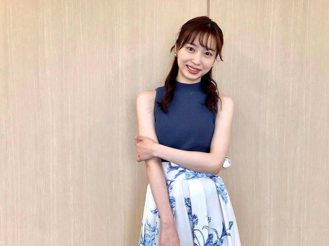 フジテレビ「めざましテレビ」さんのインスタグラム写真 - (フジテレビ「めざましテレビ」Instagram)「ファッション雑誌CanCamとコラボした お天気コーナー「きょう何着て行く？」 林佑香の毎日のコーデを紹介♪    ４月１２日（水）  【今日のコーデ】 ・ジャケット→ @collage.official １万７６００円 ・ニット→ @mercuryduo_com 　５９４０円 ・スカート→ @snidel_official 　　　１万９８００円 ・靴→ @dianashoespress 　　　　　　１万８１５０円 ・イヤリング→ @anemone_official 　　　２６４０円     【ポイント】 クラシカルなタッチで描かれた花柄💐モチーフのスカートで、レディー気分を満喫🥳  エアリーな素材感は歩くたびにドラマティックに揺れて どの瞬間も素敵に見せてくれます💕 ブルー×白の爽やかな配色に季節感もUP✨😁  #めざましテレビ #きょう何着て行く？ #林佑香 #今日のコーデ #コーデ #CanCam #今日のファッション#ootd #きょう何着て行く？は月〜金朝6時22分ごろ放送📺  #ゆかちゃん #きれいめコーデ #きれいめカジュアル #大人コーデ #春コーデ #オフィスカジュアル #上品コーデ #アナウンサー衣装」4月13日 13時21分 - mezamashi.tv