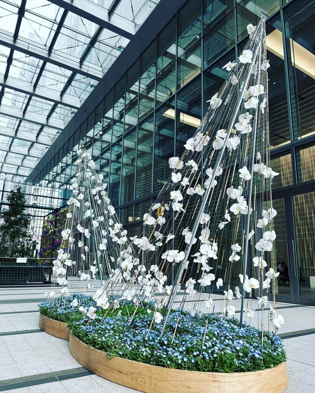 一ノ瀬みかさんのインスタグラム写真 - (一ノ瀬みかInstagram)「4月7日〜4月23日開催の「Yaesu Flower Greeting」に行ってきました🌸  1枚目の作品は東京ミッドタウン八重洲のロゴをモチーフに作られたものらしく、とても素敵でした。  他にも綺麗なお花たちが沢山あって、夜はライトアップされるそうです！  #東京ミッドタウン八重洲  #tokyomidtownyaesu  #yaesuflowergreeting  #東京　#八重洲　#東京駅八重洲口　#ミッドタウン八重洲　#八重洲ミッドタウン　#ミッドタウン #東京ミッドタウン　#東京駅周辺　#商業施設　#tokyo #yaesu #midtownyaesu #yaesumidtown #midtown #tokyomidtown」4月13日 13時28分 - mika__kmyd