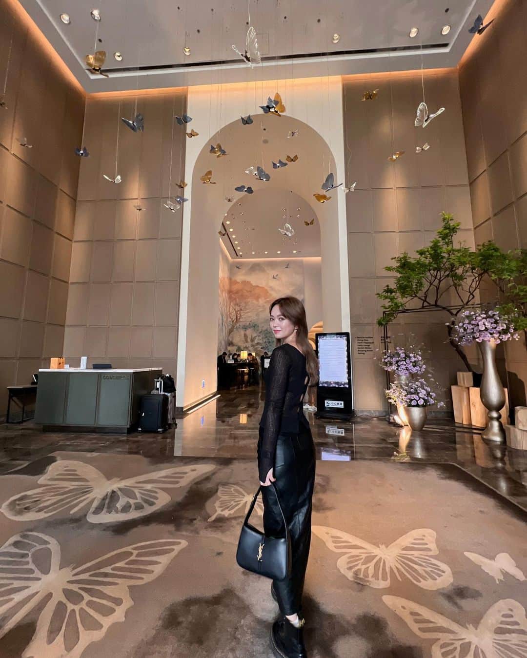 RUI ONUMAさんのインスタグラム写真 - (RUI ONUMAInstagram)「Taipei Marriott Hotel♡  台北マリオットホテル @taipei_marriott_hotel  蝶々なエントランスがとにかく タイプでかわいかった🦋🤍  ルーフトップには観覧車が見れる プールがあったり🎡 エレベーターですら可愛くて たくさん写真撮っちゃった🥺笑  色んなところにアートが飾られてて 豪華で素敵なホテルだったあ♡  台北101と夜景が見れるBARもお洒落で よい夜の時間が過ごせたあっ🌃🌙  もちろんお部屋やレストランも綺麗で またここ泊まりたいな思ったよ🤍  thank youuu♡  1泊1人約28,800円〜  💻https://bit.ly/3Jvgaip  #台北マリオットホテル #TaipeiMarriottHotei #台湾ホテル #台北ホテル #Taiwantrip」4月13日 13時29分 - onumaaan