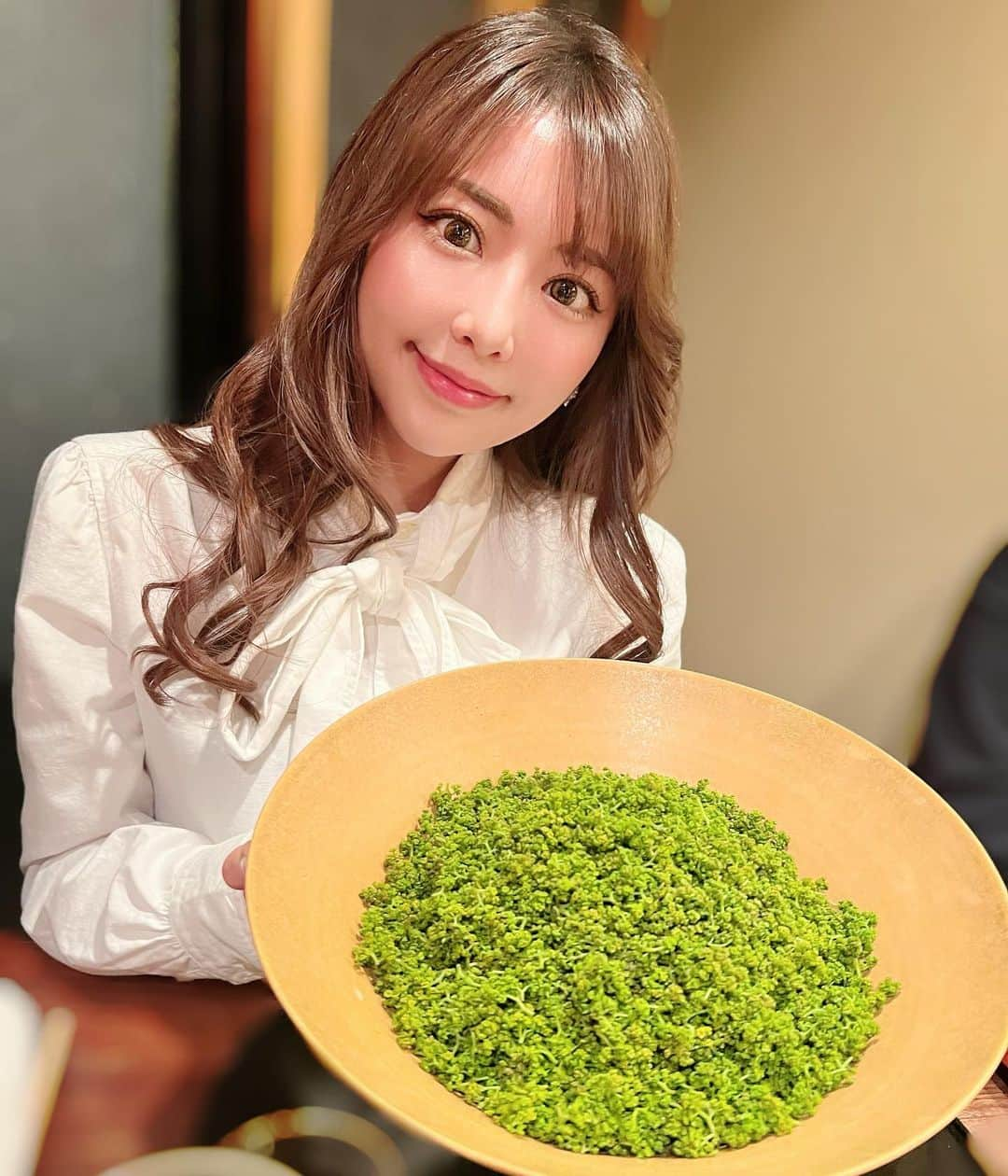 彩花ゆいさんのインスタグラム写真 - (彩花ゆいInstagram)「大将撮ってくれた📷 今年も美味しい花山椒を 頂きました 春だなぁ🌸 幸せです✨✨🥰 こんなに手に入るのが、すごい！  #花山椒 #春 #麻布幸村 #グルメ」4月13日 13時30分 - ayakayui