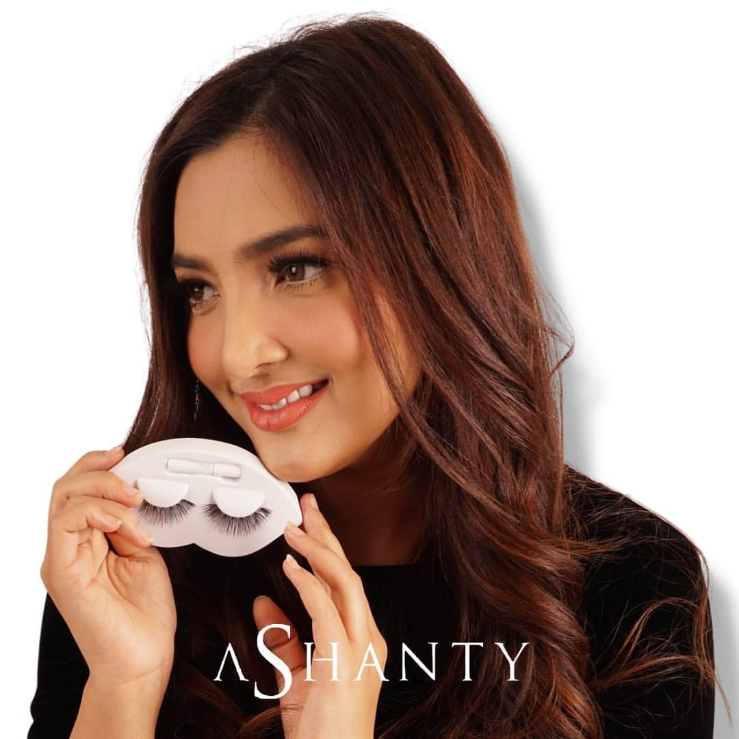 ASHANTY BEAUTY CREAM OFFICIALのインスタグラム：「Hi ladies, yuk gunakan lashes untuk mempercantik tampilanmu! jangan lupa pakai fake lashes by Ashanty karna menggunakan bulu premium sehingga lembut dan seperti bulu mata asli. FREE lem bulu mata premium juga ya ladies😍😋  #ashanty #makeupartist #makeup」