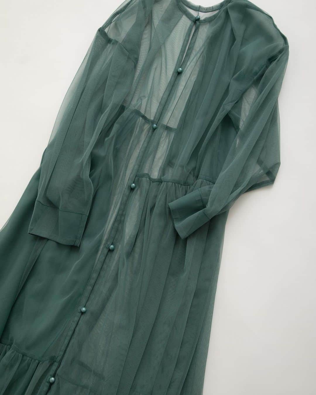 AULA AILAのインスタグラム：「【2023 SPRING SUMMER COLLECTION】  TIERED TULLE ONE PIECE COLOR GREEN SIZE 0 ¥23,100   柔らかなソフトチュールを使い、たっぷりのギャザー、タック使いで包み込むような雰囲気に仕上げたワンピース。 部分的にソフトオーガンジーを使うことで、シアー感が異なりアクセントに。 ストレートシルエットのインナーワンピースがセットになっているため、インナーに悩むことなくさらりと着こなせます。 前後2WAYで着られ、ギャザーをたっぷり使った面とタックを生かした面で違った雰囲気に。  ✔️AULA AILA OFFICIAL WEB STOREにて春夏コレクションアイテムが入荷スタート！」