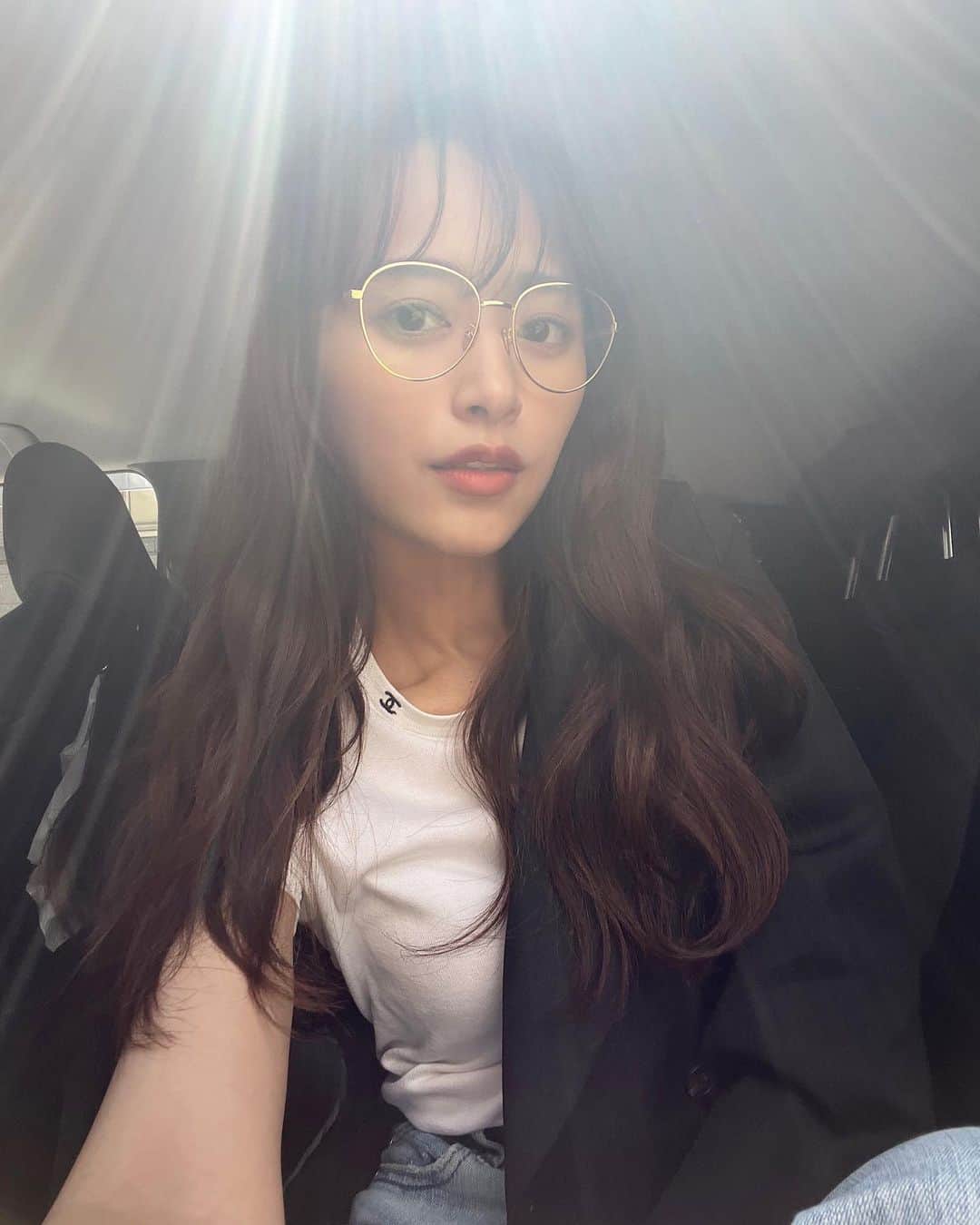 近藤千尋のインスタグラム：「マネージャーさんの事を待ってる時🚘 すごい光が入ってきてパシャリ📷❤️ メガネさん💗 いきなりの、インスタライブ ありがとうございました☺️✨笑  撮影でもらったグミ 子供にあげようとしたけど食べちゃったのは内緒🤫笑💗  珍しい自撮りさん🤳🥰」