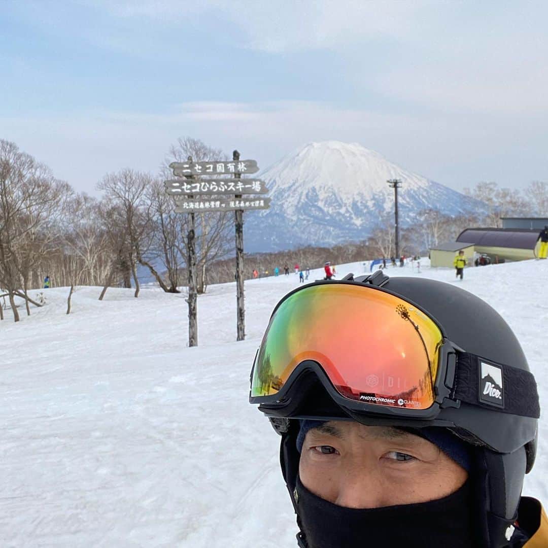 のインスタグラム：「シーズン終了🏂  例年よりも1ヶ月程雪解けが早いみたい。 この冬も怪我なく良い運動させて貰いました😁  暖かくなったんでまた違う運動で健康維持と自分発見します(笑)  勿論仕事キッチリね‼️ #雪山  #スノボ  #スノーボード」