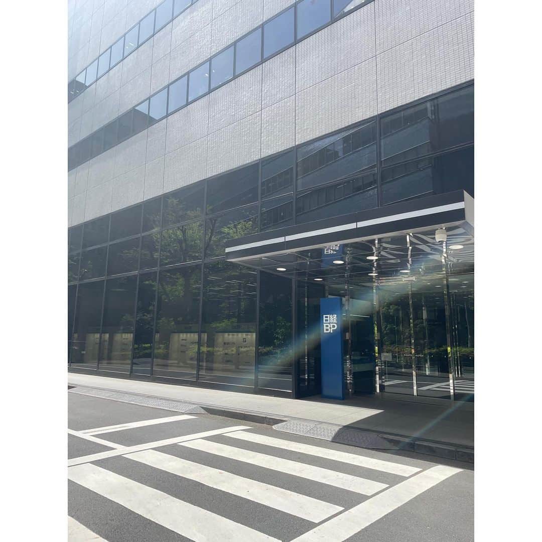 赤平大のインスタグラム：「旧テレビ東京。09年の退職以来に入りました。名残を探すとエレベーターの扉の両脇に小さな鏡。当時の社長がエレベーターを出る時に入る人とぶつかったのがキッカケで設置。日々辛かった局アナ時代は甘辛い思い出。」