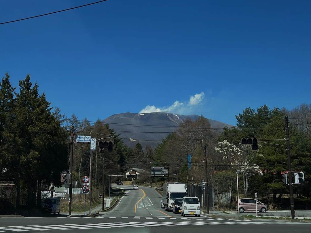 日下裕江のインスタグラム：「浅間山⛰️  浅間山と聞くと、 あの事件の名称が頭に浮かぶ…  それ以外特に情報知らなかったけれど、  こんなに綺麗に見えるんですね〜  煙がもくもく💨 自然は美しいな〜✨  軽井沢の歴史を調べると、 日本人よりも先にイギリス人に好かれた街なんですね〜  山を切り分けて作られてるから、 だからこんなに寒いのかと🥶  夜はダウン必須でした❄️  朝晩はマイナスな日も…  でも、景観が守られているから、 どこの街並みも美しい✨  教会が多かったり、 イギリスの街並みに似てる箇所もあったり、  ちょっぴり、現実逃避できて、 休日感を味わえる場所✨  癒されました❀.*･ﾟ  #浅間山 #浅間山煙 #火山 #火山煙 #浅間山荘 #軽井沢 #軽井沢旅行 #軽井沢観光 #長野 #佐久市 #mtasama #japan」