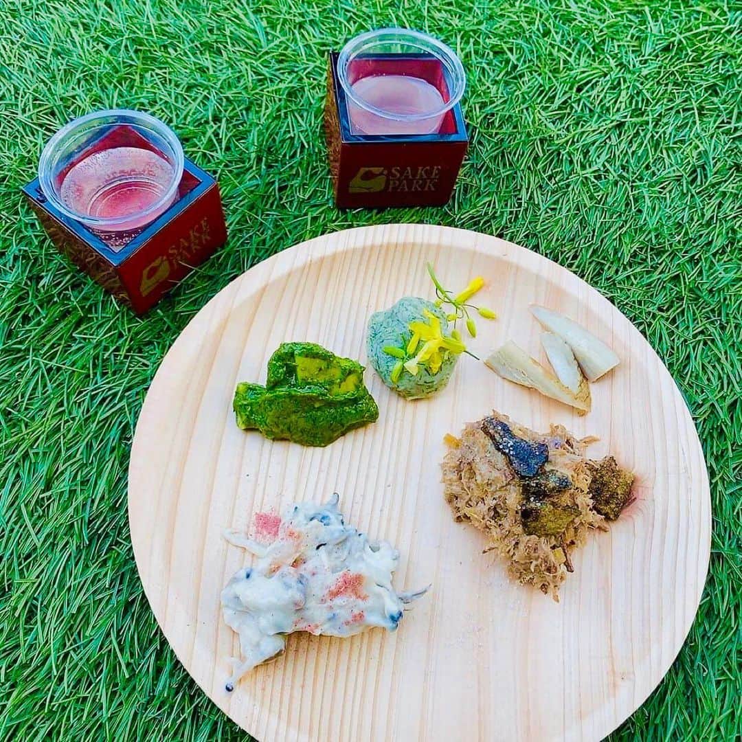 のインスタグラム：「先週末、渋谷の「sake park」へ  青空のもと、蔵のトレンドやこだわりなど貴重なお話を伺いつつ、注いでいただくSAKEのなんとも美味しい事✨  ご一緒したあずささんと芝生に座り、靴も脱いでのリラックス酒。  めでたしさんの鹿肉のおつまみなどを、ちびちびといただきつつ…平和な週末でした😌  #sakepark  #sake  #sakelover  #日本酒イベント  #日本酒好きな人と繋がりたい  #そろそろ日本酒イベントのご案内ができそう  @azusa.segawa」