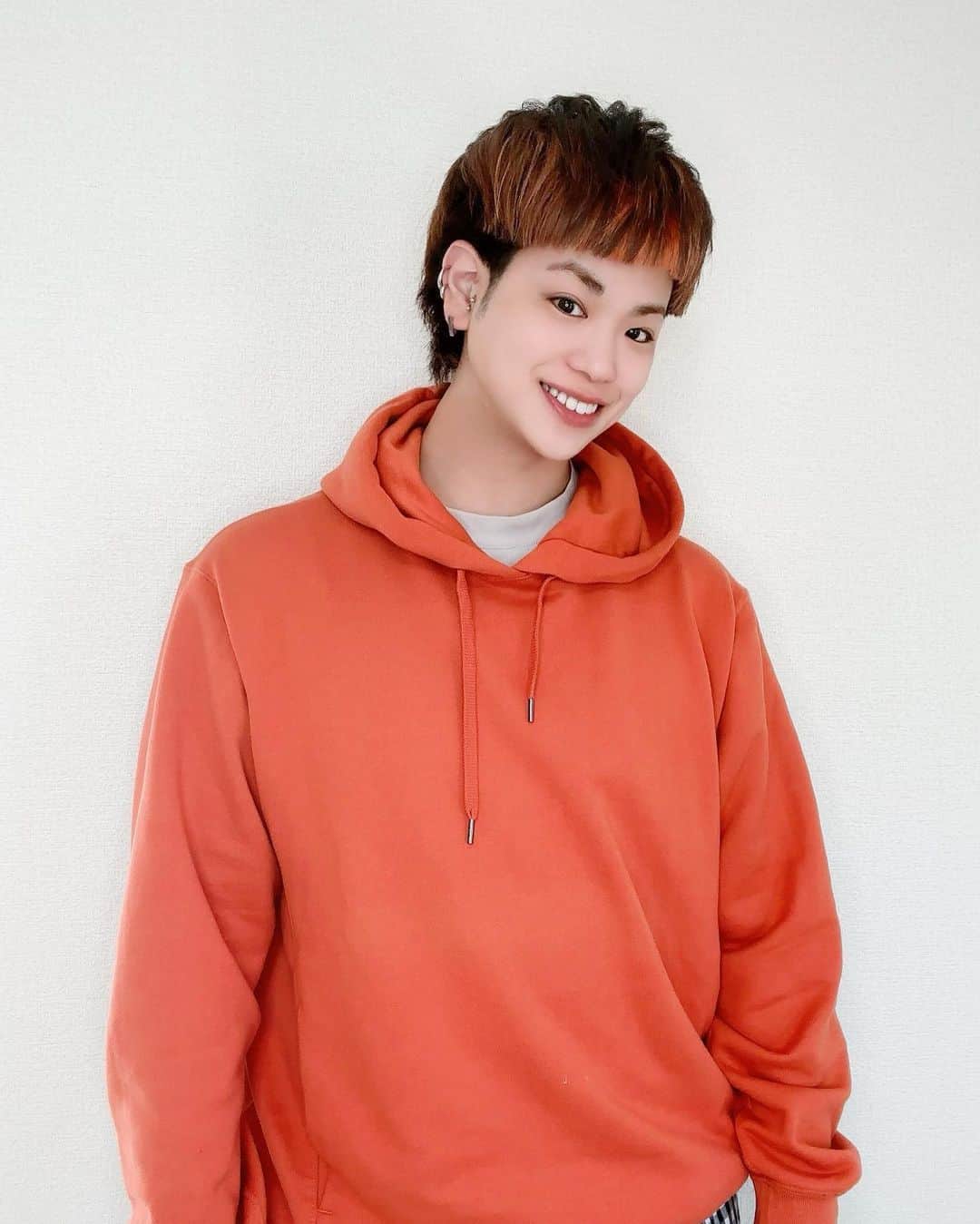 河崎良侑さんのインスタグラム写真 - (河崎良侑Instagram)「オン眉復活🧡🧡  #オン眉男子  #非モテ男子  #顔が全面にでてる  #オレンジカラー   昔オーラ見てもらった時にオレンジだった🧡 #オーラ全開でいきます #奇跡の34歳  #年齢ばかりが成長していく」4月13日 13時58分 - ryosuke.kawasaki