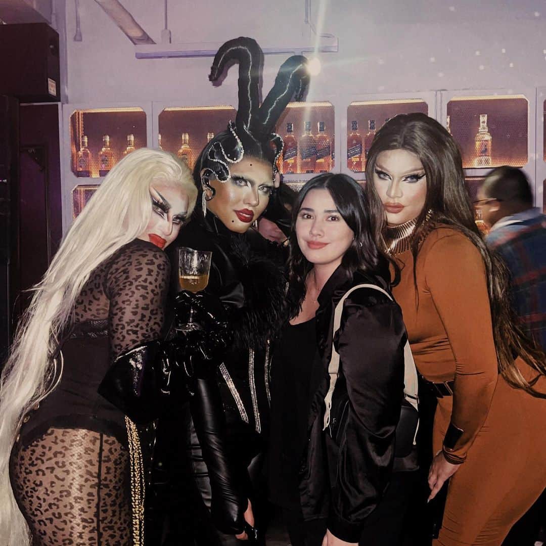 ローレン・ヤングのインスタグラム：「KWEEN THINGZ 🤩   Haven’t had this much fun in soo long!! Amazing performances by @shewarmaa @ariesnight_ @odashaflop and so many more!   Congratulations @alak.at.kape for such a succesful event!   I love you sizzy, @danibarretto!!!!!!!!! You boss babe, go-getter, hardworking, passionate and F U N woman!!!!! @bareandboldph 🥹💖」