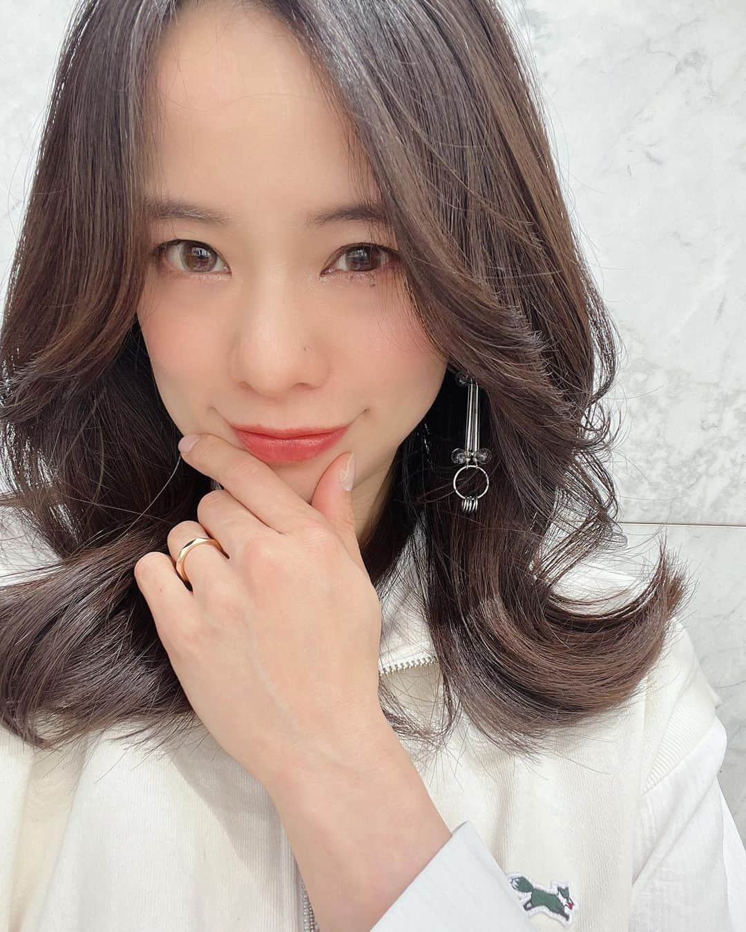 TANAKA SAKi 田中紗貴さんのインスタグラム写真 - (TANAKA SAKi 田中紗貴Instagram)「⋆ 久々にヘアメンテ🕊️ ⁡ バッサリ切りたかったけど 短い方がメンテナンス大変って 過去２回のショートで学んだので 今回はロングになるの前提でこの長さに！ 色も落ち着き産前カラー🤰🏻笑 ⁡ 着々と出産準備中👶🏻w ⁡ ⁡ ⁡ #ヘアメンテ#美容室#サロン #ミディアム#ワンカール #スタイリング難しい長さw #産前カラー#産前カット #アトピーやばい#肌荒れひどい #全部ホルモンバランスのせい #妊娠9ヶ月#32w6d #第三子妊娠中#マタママ#マタニティライフ #モデル#田中紗貴」4月13日 14時04分 - sakiwo.523