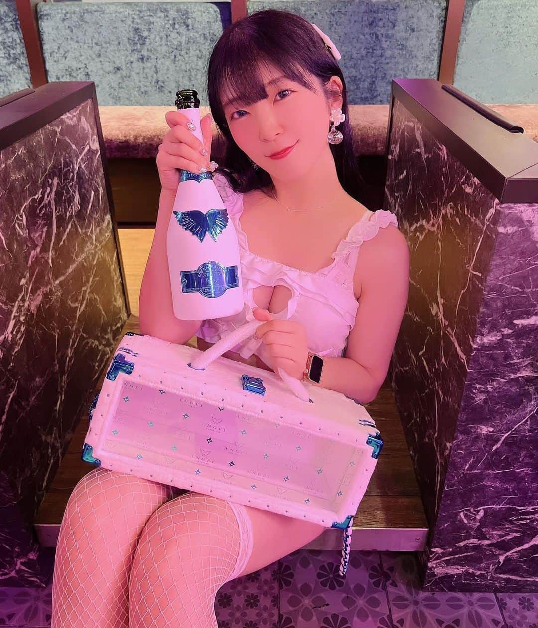 服部彩香のインスタグラム：「ずっと夢だった限定エンジェル👼 とってもとってもとっても嬉しい‎🤍‎ ̖́- まだまだ素敵な時間をお届けできるようにこれからも頑張ります😈 . @succubus_angel_abyss  @angel_champagne_japan  #succubusandangel  #anglechampagne  #サキュバスシーシャ #コンカフェ #シーシャバー」