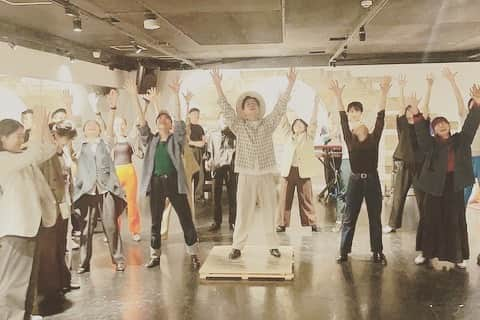 安達雄基さんのインスタグラム写真 - (安達雄基Instagram)「えー写真。  @endancestudio での 初めてのタップイベント 【Make a Circle】 無事終了しました😊🙌 ゲスト、出演者、観に来てくれた人達皆んなで楽しい空間を作れたと思います！！ 年内にもう一回やろうと思ってるのでまた皆んなで遊びましょう✨✨ ダンサー　ミュージシャン　タップダンサー　皆んなのコミニティーをごちゃまぜにして垣根なくして楽しんじゃっていきましょう🌞 #tapdance #タップダンス#endancestudio #music #dance#dancer」4月13日 14時08分 - yuki_adachi_tap