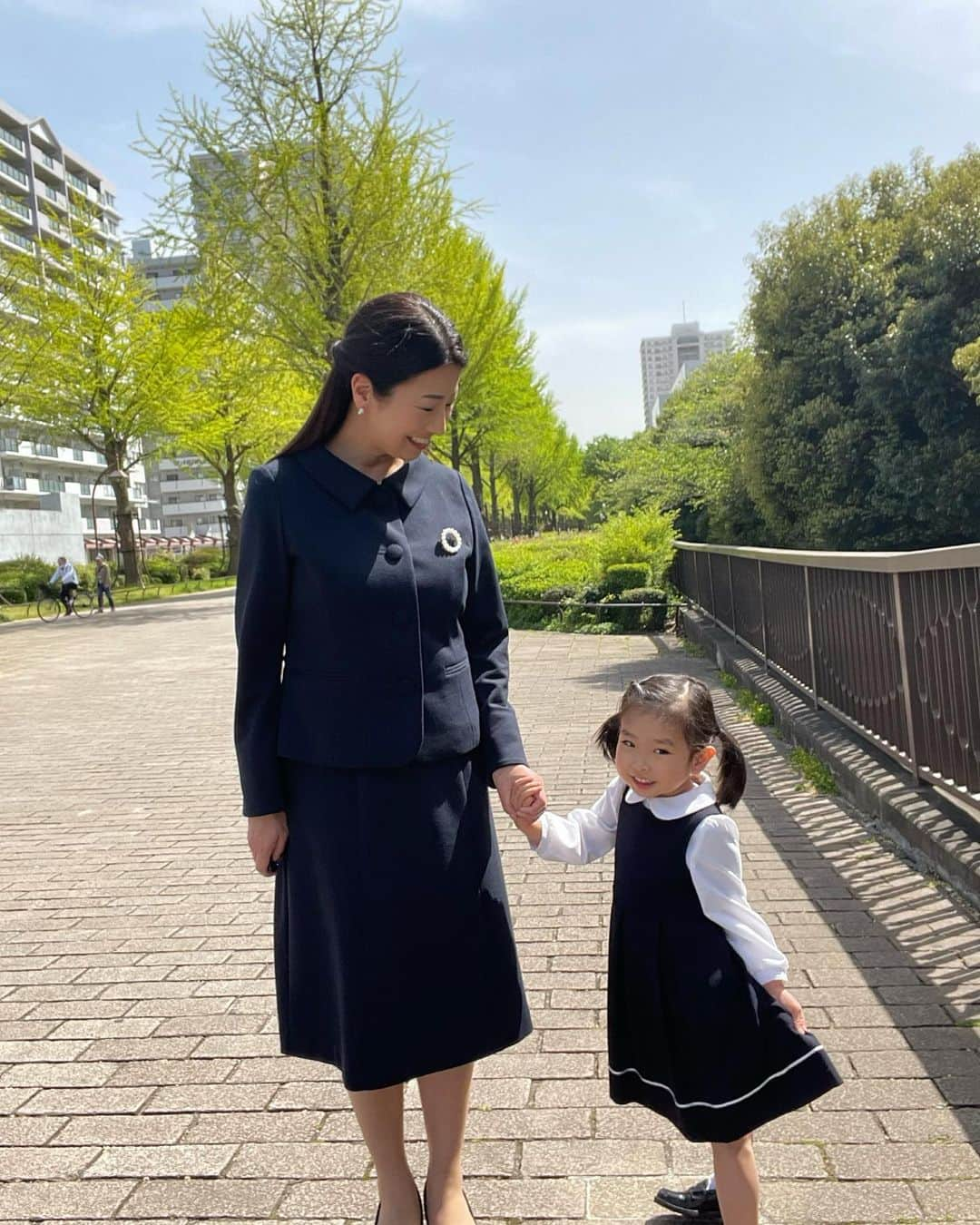 仲谷亜希子のインスタグラム：「娘が無事に入園式を迎えました😄 幼稚園の入園式ってワチャワチャしてて何て可愛らしいんだろう・・。因みに白スーツで行きたかったけど、やめといて良かったと心底思う（笑） #入園式 #幼稚園 #おめでとう #ママも年少さん #紺だらけ #紺テスト #kayme」