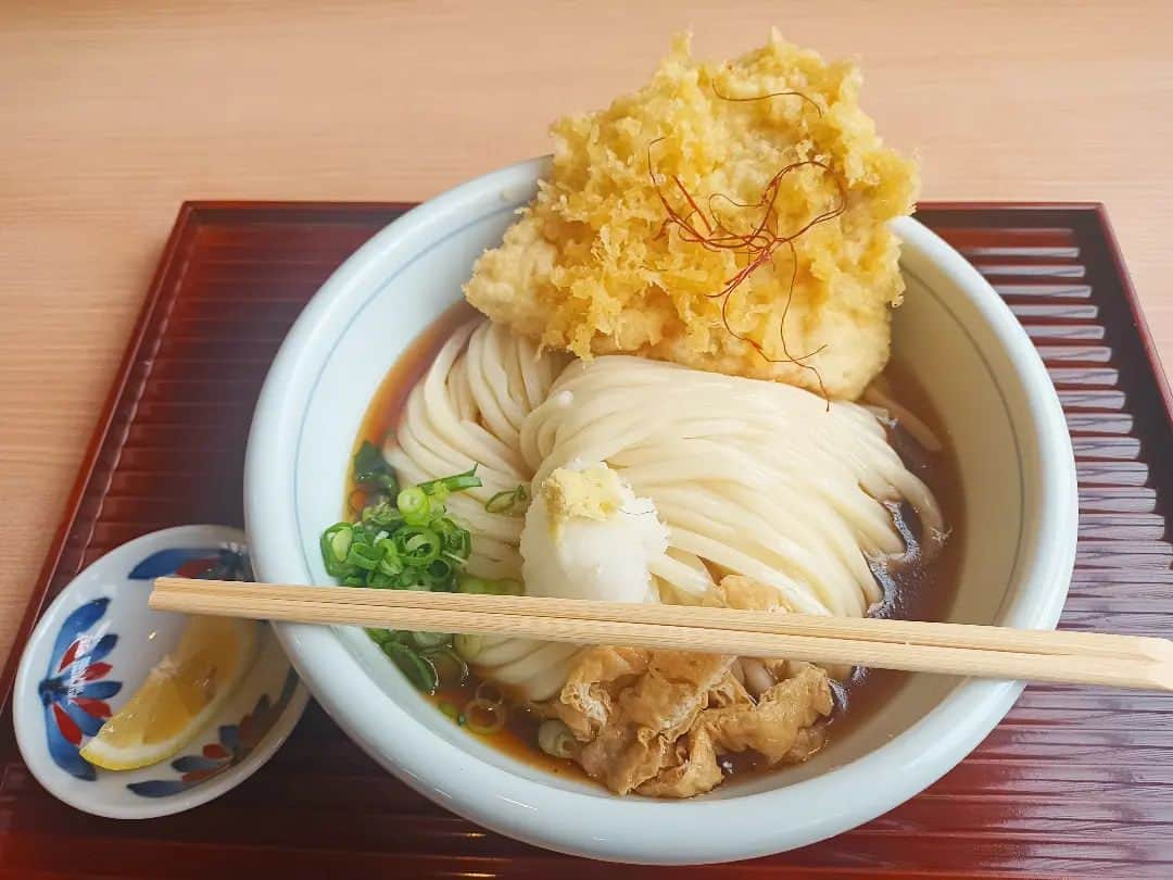 松本隆博のインスタグラム：「。⁡ ⁡愛媛県に住んで1番美味い⁡ ⁡うどん屋だと思いました⁡ ( ᴖ ·̫ ᴖ )。⁡注文受けてから⁡ ⁡ゆがきます15分掛かりますが⁡ ⁡待つ甲斐はあります‼️⁡⁡ ⁡ ⁡注文したのはイチオシの⁡ ⁡「冷ぶっかけ とり天乗せ」⁡ ひと口食べたら終えるまで無口⁡ ⁡になります……( ᴖ ·̫ ᴖ ) ⁡⁡芸術品並のうどん。⁡ ⁡ ⁡西条市にある 十五屋です⁡ ⁡」