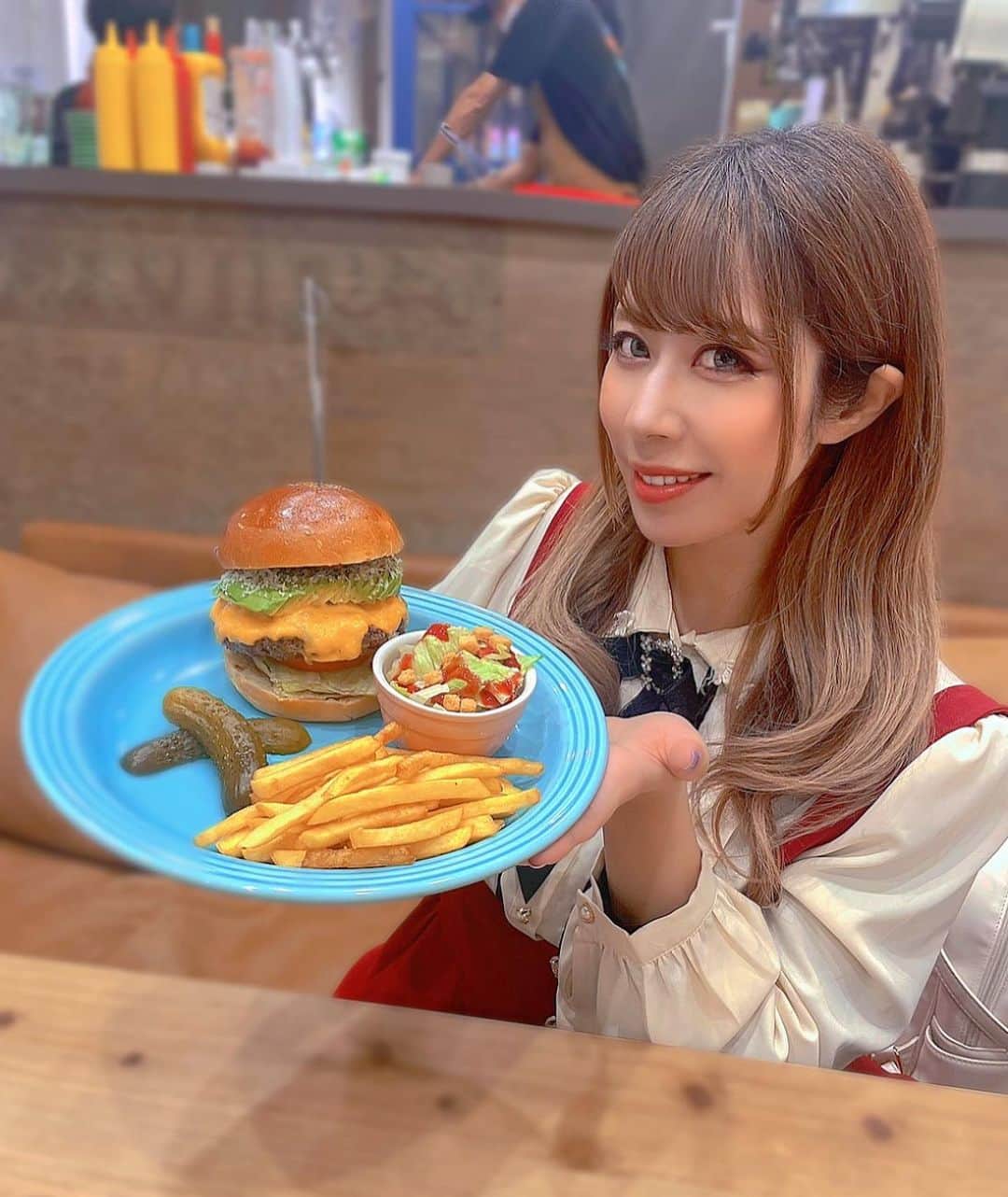 七星ジュリアさんのインスタグラム写真 - (七星ジュリアInstagram)「今回は国分寺駅にあるハンバーガー屋さん【sauce up burger】さんを紹介します！  見た目がサーフ系でとってもオシャレな店舗なので映え写真が沢山撮れちゃう！ しかもペットと一緒に入れちゃう♡ なかなかペットと一緒に入れる飲食店って無いから凄く貴重！ 大切なペットと楽しい時間過ごせるのいいよね！ ワンちゃん用のメニューもオシャレで可愛いー(*^^*)  ハンバーガーのメニューも勿論オシャレなんだけど1つ1つのボリュームが凄い！！ ハンバーガーも大きいけどセットでポテトやサラダ、ピクルスも付いてる！ 肉もジューシーで食べ盛りの男子は大満足な内容量♡ 学割もあるんだって！！ 学生のみんなは行くしかないよね(*´ω｀*)  私はアボカド好きだからアボカド入ってるのにしたよん♡ サラダのドレッシングがベリーなのかな？ 初めての感覚！ 甘いドレッシングだけどとっても美味しかった♡  その他のメニューもあってパンケーキは注文入ってから作り始めるとゆう本格パンケーキ！ 次はパンケーキ食べに行こうかな♡  オリジナルグッズも売っているんだけど たまにイベントでグッズがもらえたりと素敵なイベントがあったりするみたい(ฅ´ω`ฅ)  目の前にパーキングもあるので 車でも行けちゃうのは嬉しい！  PR @sauce_up_burger #国分寺ランチ #国分寺ディナー #国分寺グルメ #国分寺カフェ #グルメバーガー巡り #国分寺ハンバーガー #sauceupburger #ペットokカフェ #七星じゅりあ」4月13日 14時36分 - nanahoshi_julia15