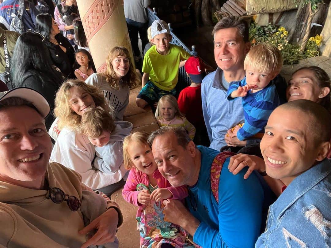 カイル・ニューマンさんのインスタグラム写真 - (カイル・ニューマンInstagram)「Disneyland Crew! Fourteen strong. What a day!!! The Happiest Place on Earth indeed. Photo 4 is how you do it btw.」4月13日 14時42分 - kyle_newman