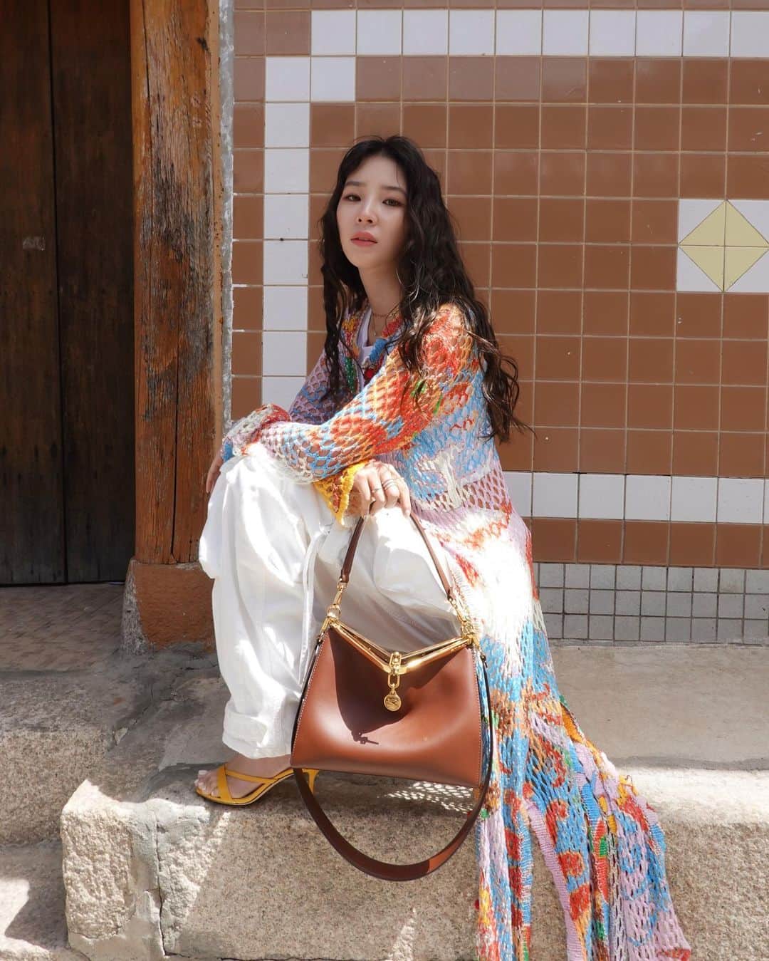 アイリーン・キムさんのインスタグラム写真 - (アイリーン・キムInstagram)「Exploring the beautiful Korean hanok villages in Seoul with my #EtroVelaBag ♥️ The bag silhouette was inspired by a ship’s sail giving it a modern and adventurous sleek look 🛳️  #광고 #Etro」4月13日 14時43分 - ireneisgood