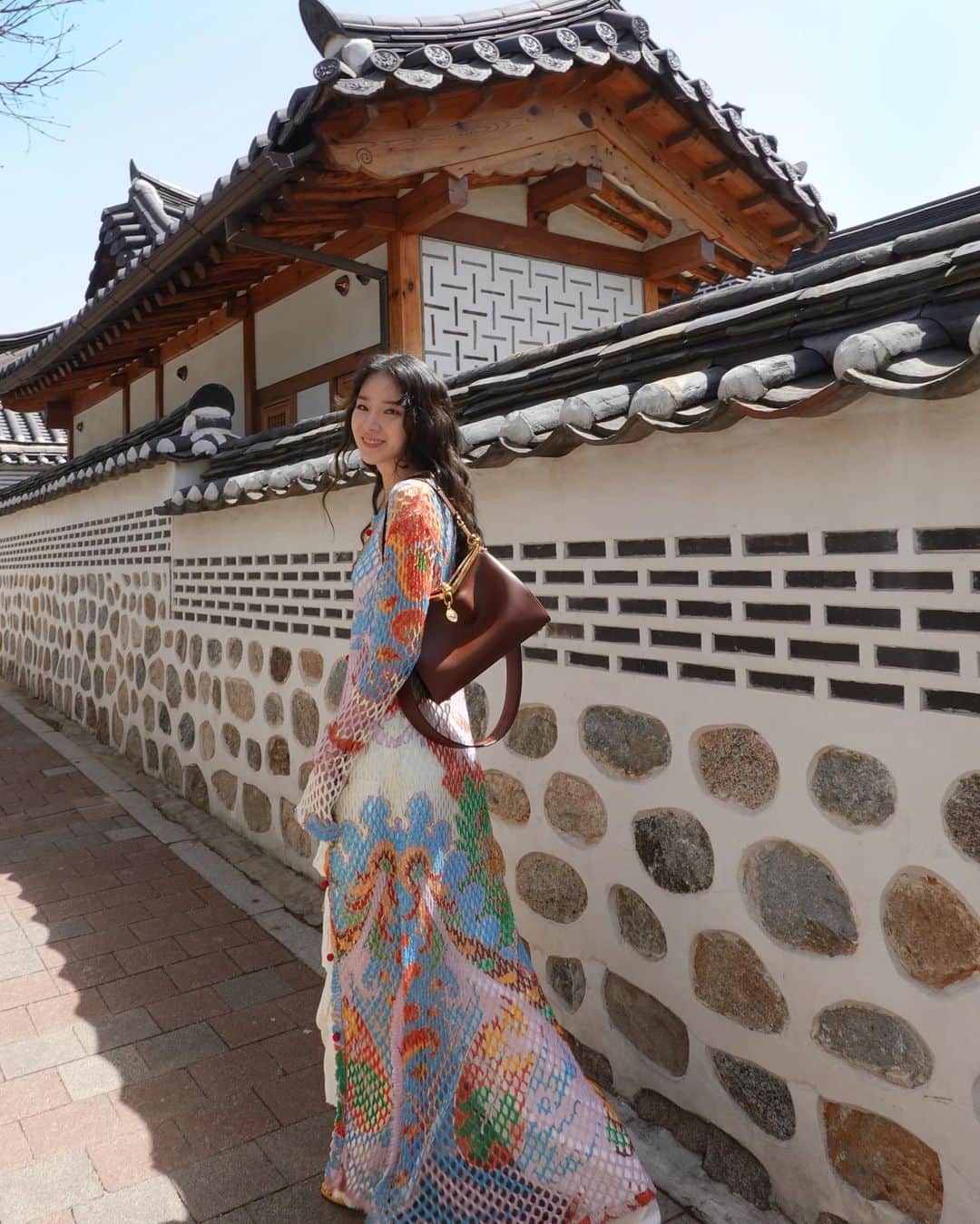 アイリーン・キムさんのインスタグラム写真 - (アイリーン・キムInstagram)「Exploring the beautiful Korean hanok villages in Seoul with my #EtroVelaBag ♥️ The bag silhouette was inspired by a ship’s sail giving it a modern and adventurous sleek look 🛳️  #광고 #Etro」4月13日 14時43分 - ireneisgood