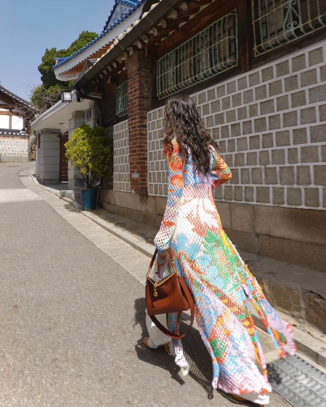 アイリーン・キムさんのインスタグラム写真 - (アイリーン・キムInstagram)「Exploring the beautiful Korean hanok villages in Seoul with my #EtroVelaBag ♥️ The bag silhouette was inspired by a ship’s sail giving it a modern and adventurous sleek look 🛳️  #광고 #Etro」4月13日 14時43分 - ireneisgood