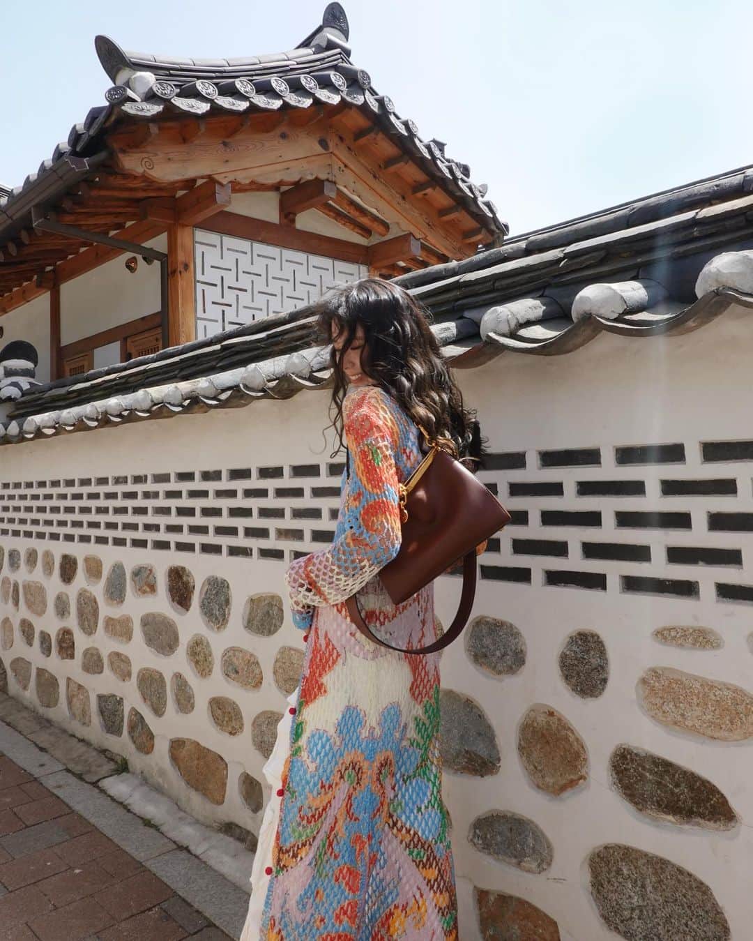アイリーン・キムさんのインスタグラム写真 - (アイリーン・キムInstagram)「Exploring the beautiful Korean hanok villages in Seoul with my #EtroVelaBag ♥️ The bag silhouette was inspired by a ship’s sail giving it a modern and adventurous sleek look 🛳️  #광고 #Etro」4月13日 14時43分 - ireneisgood