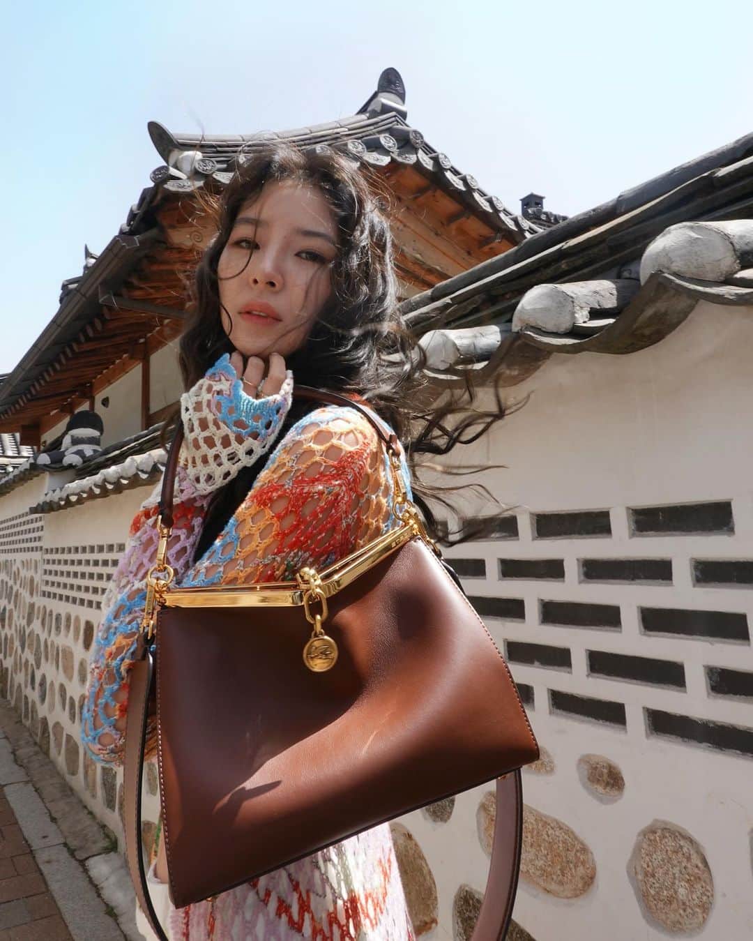 アイリーン・キムのインスタグラム：「Exploring the beautiful Korean hanok villages in Seoul with my #EtroVelaBag ♥️ The bag silhouette was inspired by a ship’s sail giving it a modern and adventurous sleek look 🛳️  #광고 #Etro」