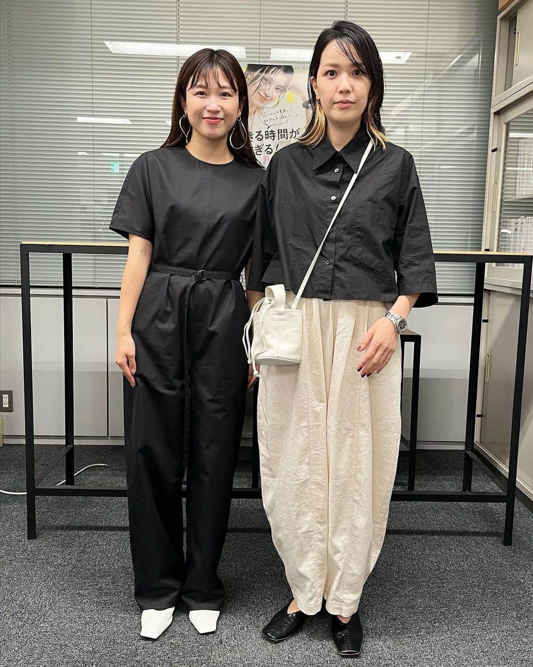 VERY編集部さんのインスタグラム写真 - (VERY編集部Instagram)「昨夜はインスタライブ 「時短＆コスパオシャレ、復職美容大紹介スペシャル」、 たくさんのご視聴ありがとうございました✨  見逃した！という方は、 アーカイブをぜひご覧ください😊  ＼お二人の衣装はこちら！／ 木村幼奈さん（写真左） @___wakana.k  STEVEN ALANのオールインワン¥28,600 （※VERY5月号P.49掲載） LE TALONのシューズ BONDLE（バンドル）のピアス @bondle.co  （ともに私物）  引田沙羅（写真右）@hikitasara The Frankie Shopのシャツ HeRIN.CYE（ヘリンドットサイ）のパンツ thehighlightsのバッグ Jil Sanderのシューズ （すべて私物）  VERY最新号紹介インスタライブ、 来月もお楽しみに！🌟  #雑誌VERY #VERYweb #VERY編集部 #VERY5月号 #VERYインスタライブ #STEVENALAN #スティーブンアラン #オールインワン #TheFrankieShop #フランキーショップ #herincye #ヘリンドットサイ #時短 #時短オシャレ #コスパ #コスパファッション #コスパコーデ #復職  #美容 #頭皮ケア #毛穴ケア #ネイル」4月13日 14時53分 - veryweb.jp