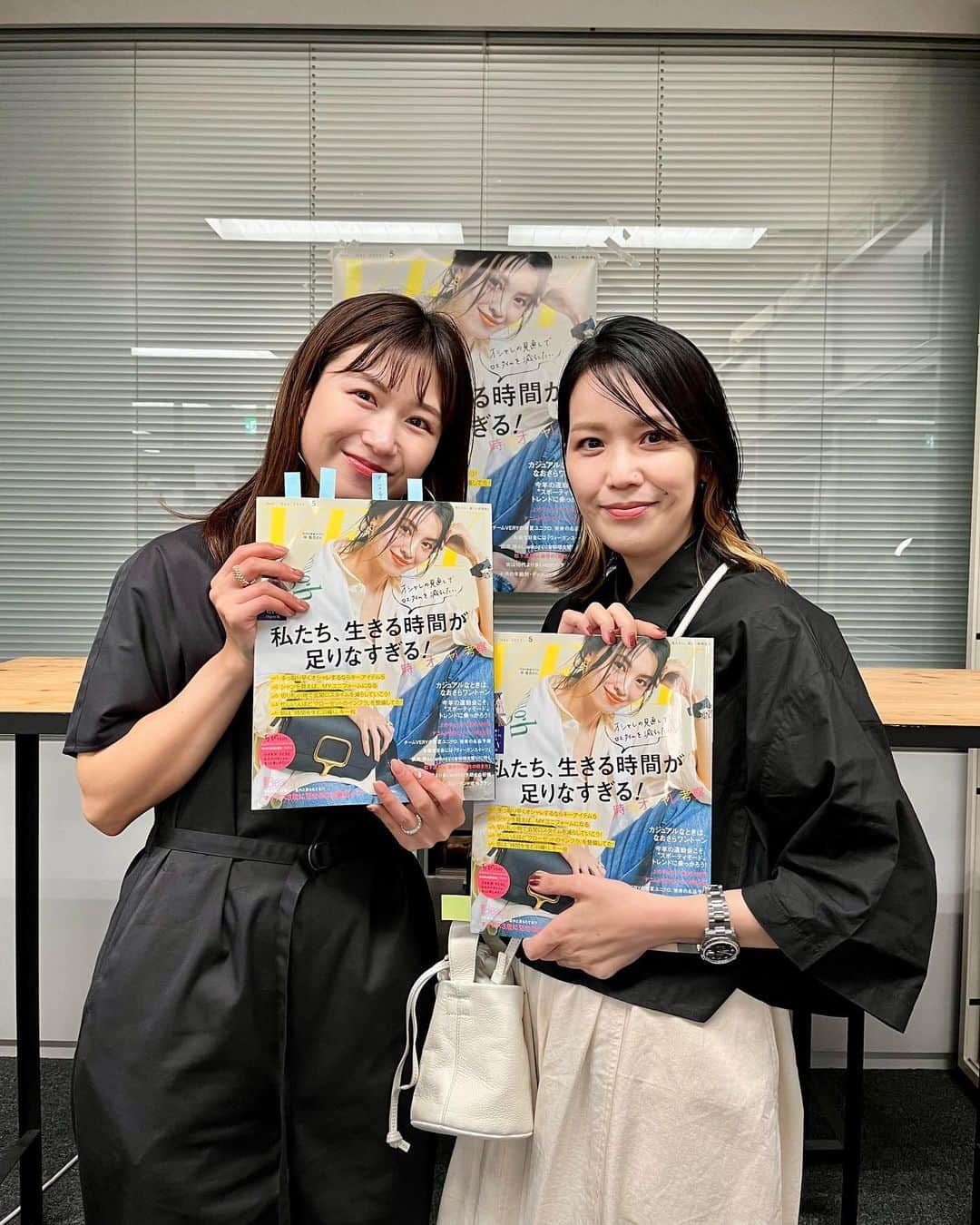 VERY編集部さんのインスタグラム写真 - (VERY編集部Instagram)「昨夜はインスタライブ 「時短＆コスパオシャレ、復職美容大紹介スペシャル」、 たくさんのご視聴ありがとうございました✨  見逃した！という方は、 アーカイブをぜひご覧ください😊  ＼お二人の衣装はこちら！／ 木村幼奈さん（写真左） @___wakana.k  STEVEN ALANのオールインワン¥28,600 （※VERY5月号P.49掲載） LE TALONのシューズ BONDLE（バンドル）のピアス @bondle.co  （ともに私物）  引田沙羅（写真右）@hikitasara The Frankie Shopのシャツ HeRIN.CYE（ヘリンドットサイ）のパンツ thehighlightsのバッグ Jil Sanderのシューズ （すべて私物）  VERY最新号紹介インスタライブ、 来月もお楽しみに！🌟  #雑誌VERY #VERYweb #VERY編集部 #VERY5月号 #VERYインスタライブ #STEVENALAN #スティーブンアラン #オールインワン #TheFrankieShop #フランキーショップ #herincye #ヘリンドットサイ #時短 #時短オシャレ #コスパ #コスパファッション #コスパコーデ #復職  #美容 #頭皮ケア #毛穴ケア #ネイル」4月13日 14時53分 - veryweb.jp