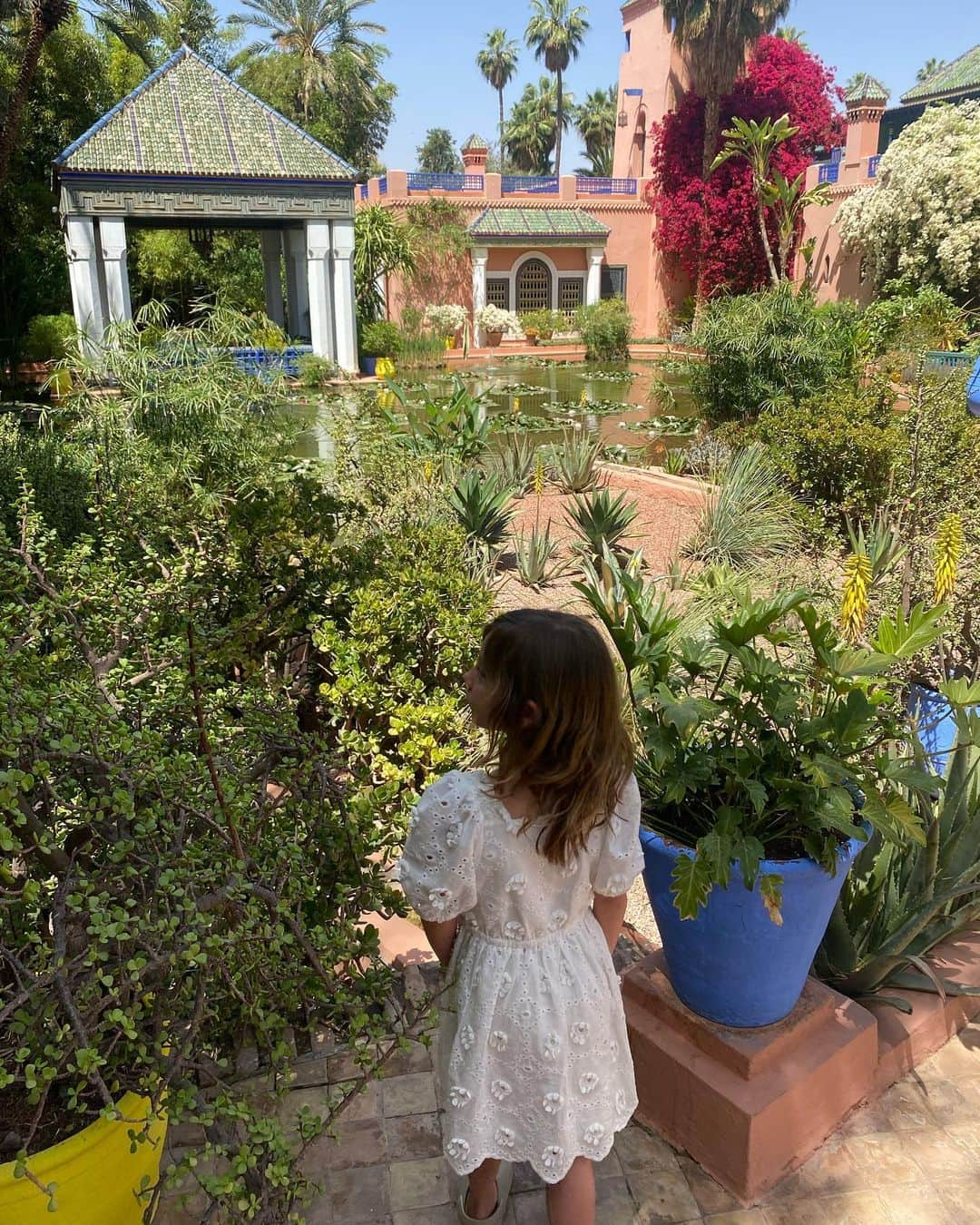 ファーン・マッキャンさんのインスタグラム写真 - (ファーン・マッキャンInstagram)「Jardin Majorelle - Yves Saint Laurent Mansion 💙. _____________________________________ The gardens onto lunch at @elfennmarrakech .  Definitely need to pre book your tickets before you go. I’m not really a museum kinda girl so we booked just to go to the gardens and they were breathtakingly beautiful.   Had to buy a little pot of the blue paint too to bring home.  Sundays dress is Zara. My outfit is all old stretchy pieces I have in my holiday suitcase in my loft. I’ve had a check list with my holiday wardrobe - •is it stretchy ? ✅ •can I get away without wearing a bra ? ✅ 🤣🤣  #jardinmajorelle #yvessaintlaurent #ysl #marrakech #elfenn #rooftop #morocco」4月13日 14時48分 - fernemccann