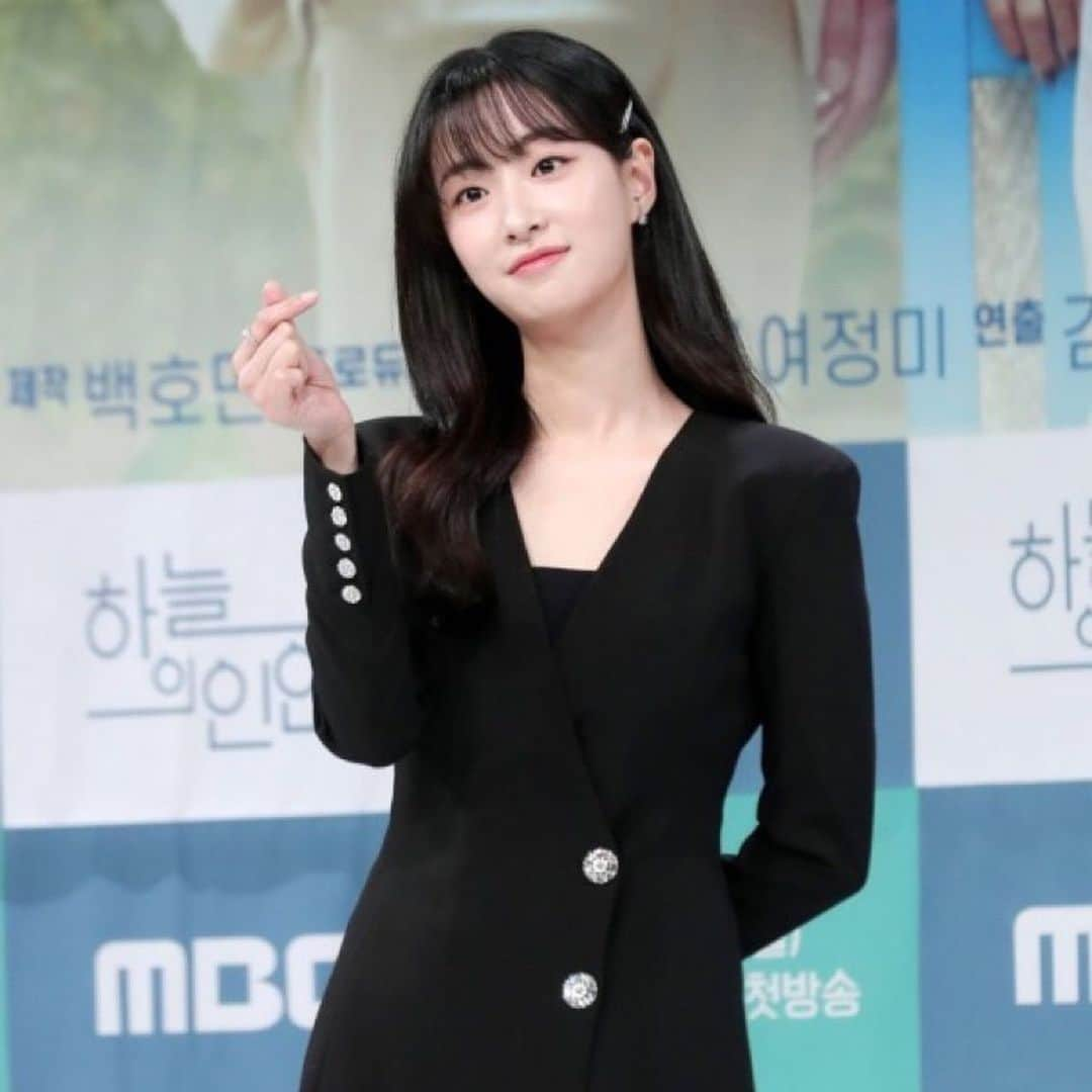 ヘヨンのインスタグラム：「4월 17일 MBC 하늘의인연 첫방송 많이 응원해주세요! ☺️🙏🌸  사진 예쁘게 찍어주셔서 감사합니다🙏😊  ❤️❤️❤️❤️❤️ 💄 @jenny_jinju  💇🏻‍♀️ @_jungsohee 👗 @juhee9466」