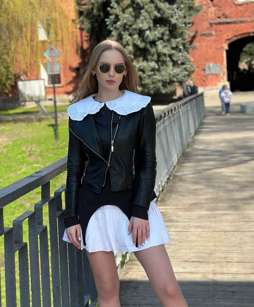 オクサナ・ネベセラヤのインスタグラム：「В рамках городской акции «30 дней до победы» приняли участие в возложении цветов с минутой молчания в мемориальном комплексе «Брестская крепость».  Память, гордость за подвиг, уважение, знание истории — то, что должно быть у каждого сознательного гражданина.」
