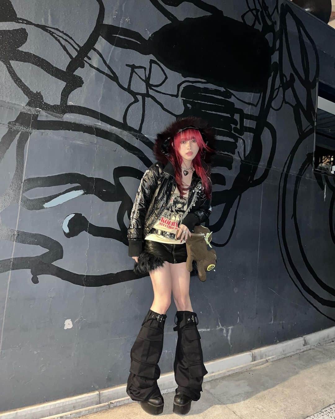 なつかのインスタグラム：「🧸˚ ༘♡ ⋆｡˚🖤☠️✧  スカートのうしろが ナナチみたいでお気に入り。 (メイドインアビス)  jacket #edhardy top #リトルバスターズ skirt @aliceauaa_official  belt  #d.i.a. leg @bipp.caos  bag @heavn   𖤐」