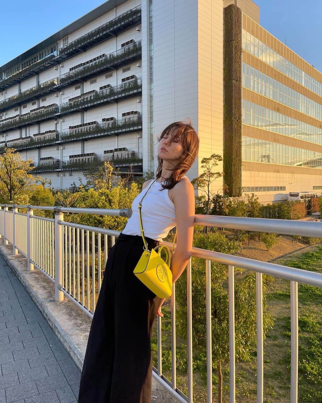 ALEXAさんのインスタグラム写真 - (ALEXAInstagram)「Last weeks sunset 🌤️ Thank you @toryburch for this lovely, mini, spring bag. The newest Ella Bio collection is made out of a 64% bio-based content engineered from a non-GMO plant protein in North America 🌱✌🏼 #sustainablefashion #biotex #modernmeadow」4月13日 15時09分 - alexa_luczak