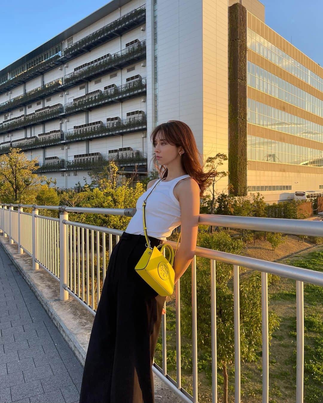 ALEXAさんのインスタグラム写真 - (ALEXAInstagram)「Last weeks sunset 🌤️ Thank you @toryburch for this lovely, mini, spring bag. The newest Ella Bio collection is made out of a 64% bio-based content engineered from a non-GMO plant protein in North America 🌱✌🏼 #sustainablefashion #biotex #modernmeadow」4月13日 15時09分 - alexa_luczak