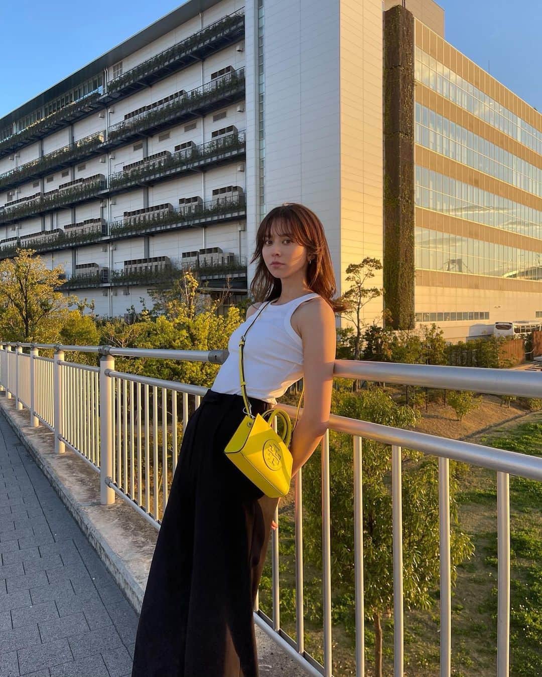 ALEXAのインスタグラム：「Last weeks sunset 🌤️ Thank you @toryburch for this lovely, mini, spring bag. The newest Ella Bio collection is made out of a 64% bio-based content engineered from a non-GMO plant protein in North America 🌱✌🏼 #sustainablefashion #biotex #modernmeadow」