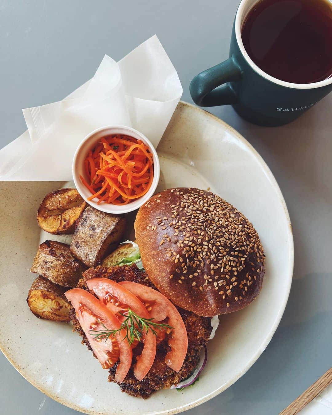 のインスタグラム：「brunch with mommy😋🍔  ブランチはサワムラで♡  babyが生まれる前に行きたかった東京。 いいやん！行っといでーと快く言ってくれた主人にも感謝🥹🙏🏻✨ 彼も羽を伸ばしていたようで良かった笑  #brunch #虎ノ門ヒルズ #ootd #fashion #coordinate #maternityfashion #マタニティコーデ #東京ランチ」
