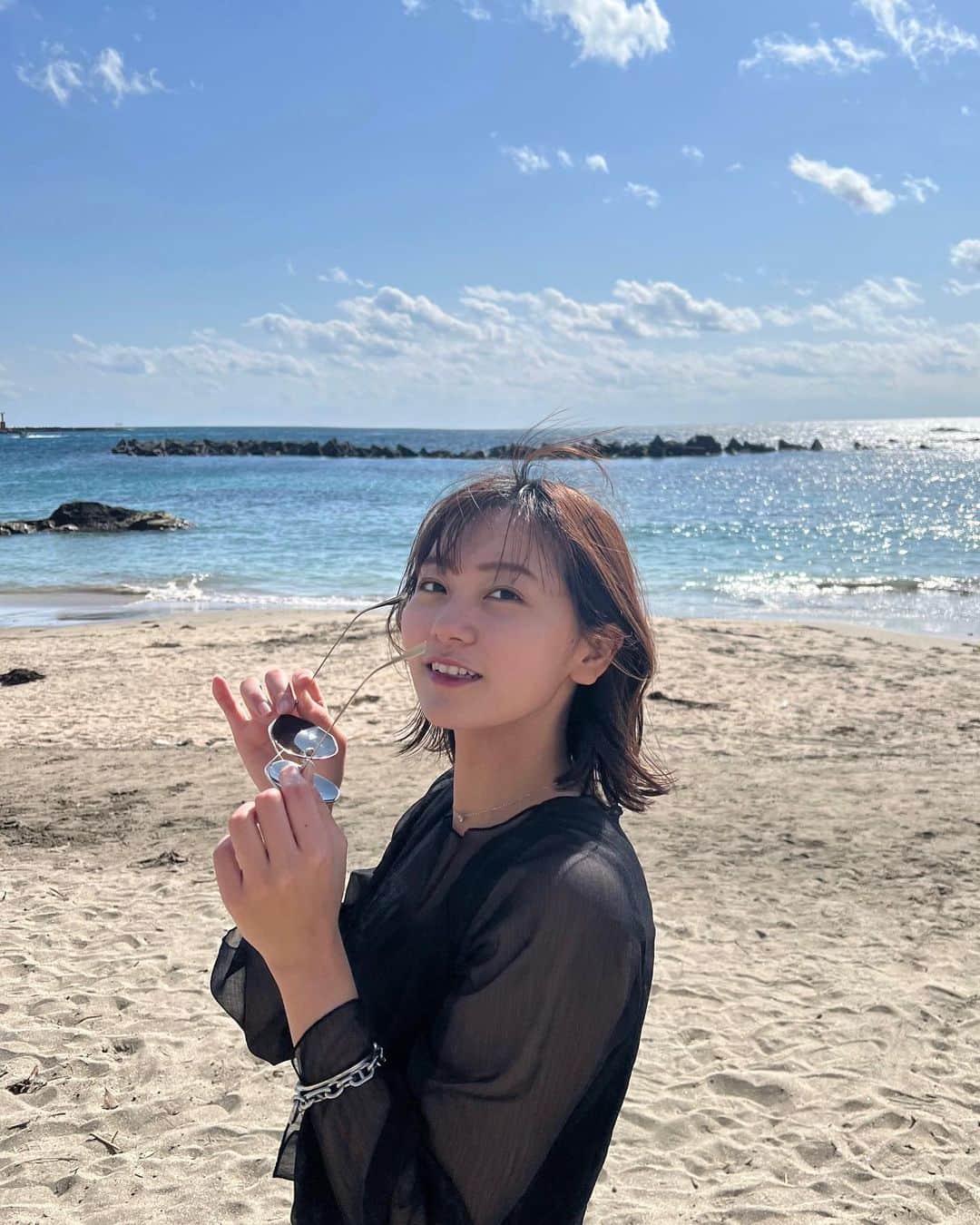 工藤綾乃のインスタグラム：「海辺のサウナに行ったんですが、最高すぎ！！ ちらっと見えてるバングルは仲良し大好きなあずささんの @no.25accessory のやーつ！！ これから夏に向けて手首が豪華になります☺️💪」