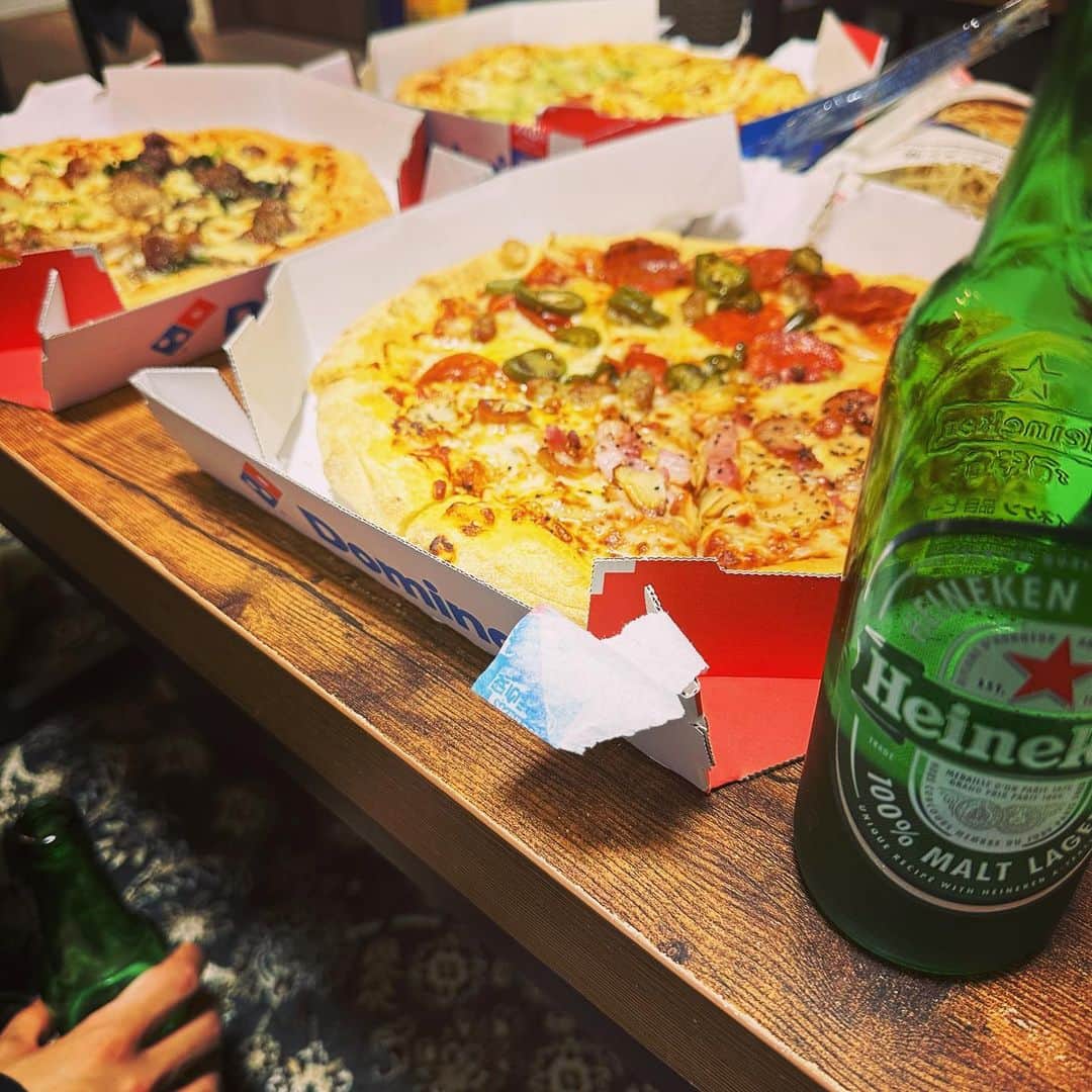 都築拓紀さんのインスタグラム写真 - (都築拓紀Instagram)「20歳ぶりくらいにローソクケーキで祝ってもらった。 ガツンとピザにハイネケンから26歳は、さすがに幸先良いか。 . . #ナイス友達 #ハッピバースデートゥーミー #都築生誕祭」3月20日 22時39分 - tzk4000