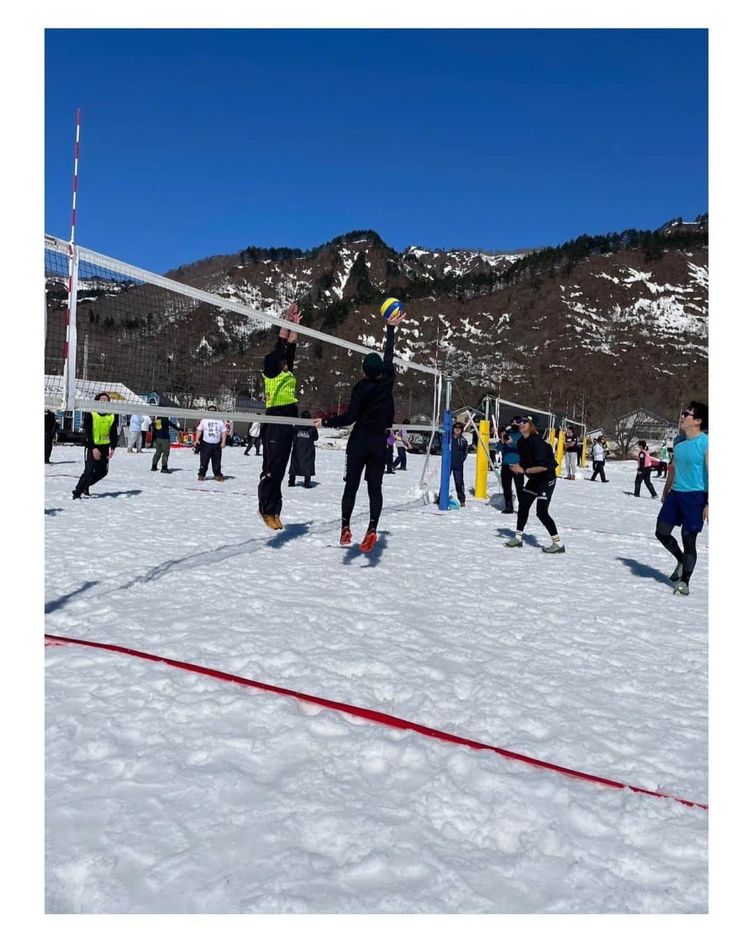 大山未希さんのインスタグラム写真 - (大山未希Instagram)「☃️  ※10枚目にオチあり。  TADAMI Snow Sports Festival 2023  ❄️雪上バレー ❄️雪上フットサル ❄️ラウンドネット（スパイクボール） ❄️フレスコボール  快晴で気持ちのいい天気の中 みんなで楽しく雪上スポーツを楽しみました！！  1番楽しんでいたのはゲストで呼んでいただいた わたしたち5人だったかもしれません😂 ちょっとはしゃぎすぎました！笑  只見町のみなさま！ 本当にありがとうございましたー☺️  また行きたいっ💚  ※開会式に薄着と裸足で登場しすべり倒していた男 #たかまつり  #福島県只見町 #ただみコミュニティクラブ #雪上バレー #スノーバレー ↓」3月21日 8時00分 - miki_oyama1003