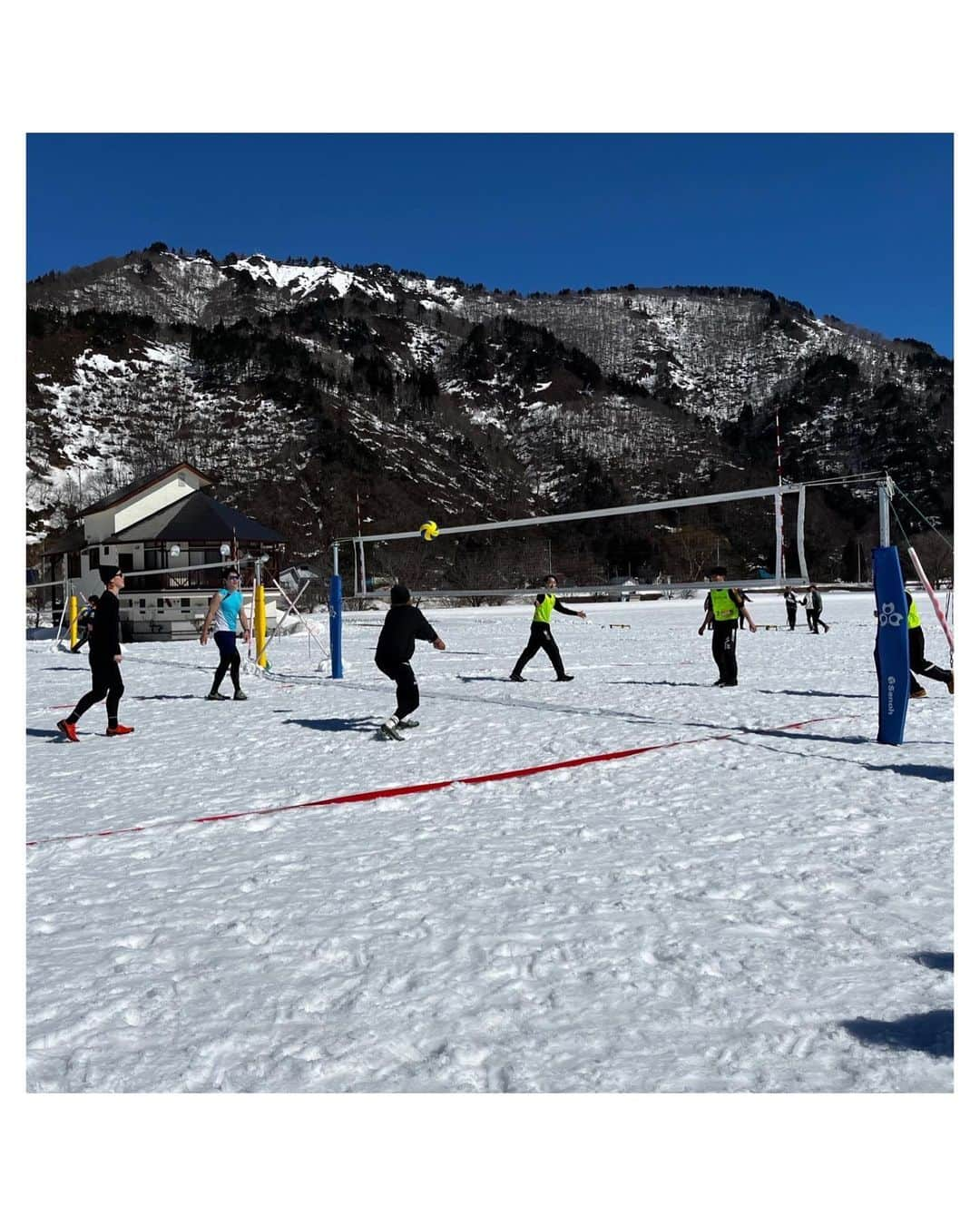 大山未希さんのインスタグラム写真 - (大山未希Instagram)「☃️  ※10枚目にオチあり。  TADAMI Snow Sports Festival 2023  ❄️雪上バレー ❄️雪上フットサル ❄️ラウンドネット（スパイクボール） ❄️フレスコボール  快晴で気持ちのいい天気の中 みんなで楽しく雪上スポーツを楽しみました！！  1番楽しんでいたのはゲストで呼んでいただいた わたしたち5人だったかもしれません😂 ちょっとはしゃぎすぎました！笑  只見町のみなさま！ 本当にありがとうございましたー☺️  また行きたいっ💚  ※開会式に薄着と裸足で登場しすべり倒していた男 #たかまつり  #福島県只見町 #ただみコミュニティクラブ #雪上バレー #スノーバレー ↓」3月21日 8時00分 - miki_oyama1003