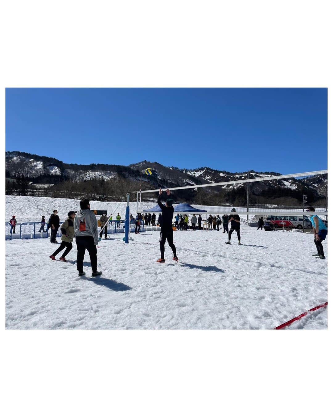 大山未希さんのインスタグラム写真 - (大山未希Instagram)「☃️  ※10枚目にオチあり。  TADAMI Snow Sports Festival 2023  ❄️雪上バレー ❄️雪上フットサル ❄️ラウンドネット（スパイクボール） ❄️フレスコボール  快晴で気持ちのいい天気の中 みんなで楽しく雪上スポーツを楽しみました！！  1番楽しんでいたのはゲストで呼んでいただいた わたしたち5人だったかもしれません😂 ちょっとはしゃぎすぎました！笑  只見町のみなさま！ 本当にありがとうございましたー☺️  また行きたいっ💚  ※開会式に薄着と裸足で登場しすべり倒していた男 #たかまつり  #福島県只見町 #ただみコミュニティクラブ #雪上バレー #スノーバレー ↓」3月21日 8時00分 - miki_oyama1003
