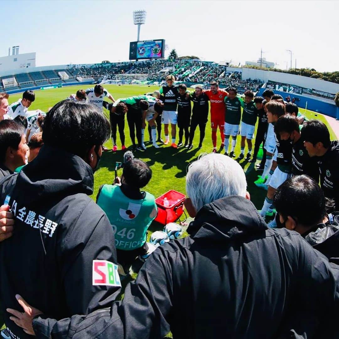 片山真人のインスタグラム：「【ガチャスタグラム 試合篇】  開幕からのアウェイ3連戦の最終日🔥 今節は、ニッパツ三ツ沢球技場へ🏟⚽️ 素晴らしい仲間と素晴らしい結果🤩  #明治安田生命j3リーグ 第2節🔥 #yscc横浜 戦⚽️ #開幕 からのアウェイ3連戦の最後❗️ #天気良好 🌞 #松本山雅fc 良好☀️ #勝利 🏅 #みんなで掴んだ勝利 🤝 #おめでとう やし#ありがとう ㊗️ #菊井悠介 選手、今シーズン初ゴールおめでとう㊗️ #鈴木国友 選手、1ゴール1アシストおめでとう㊗️ #小松蓮 選手、意地の1ゴール1アシストおめでとう㊗️  選手諸君、ほんまにワクワクする試合をありがとう😊 サポーター諸君、スタジアムの雰囲気もサイコーやった👏  ❇️THIS IS YAMAGA❇️  #片山真人 #ガチャ 今回も参戦💨 #グッズ販売 部隊も兼ねて👍 みんな来てくれて、お買い上げありがとう🙌 #ラッキーくじ 担当、しっかり任務遂行しました🤩  ほんでスタジアムには彼と彼の姿も🤝 #横山歩夢 選手⚽️ #武井択也 OB⚽️ 来てくれてありがとう👍👍👍  さて、遂に今週はホームゲーム🟢 #ホーム開幕戦 🔥 勢い見せようぜ🔥 #連勝 を掴む👍 #共闘 よろしくやで🤝  どんどん積んでいこ❤️‍🔥 #ちいさなことからコツコツと ⤴️ #積小為大 ✨  ホームゲーム、楽しみや🤩👍 みんな、集まれ〜🏟」