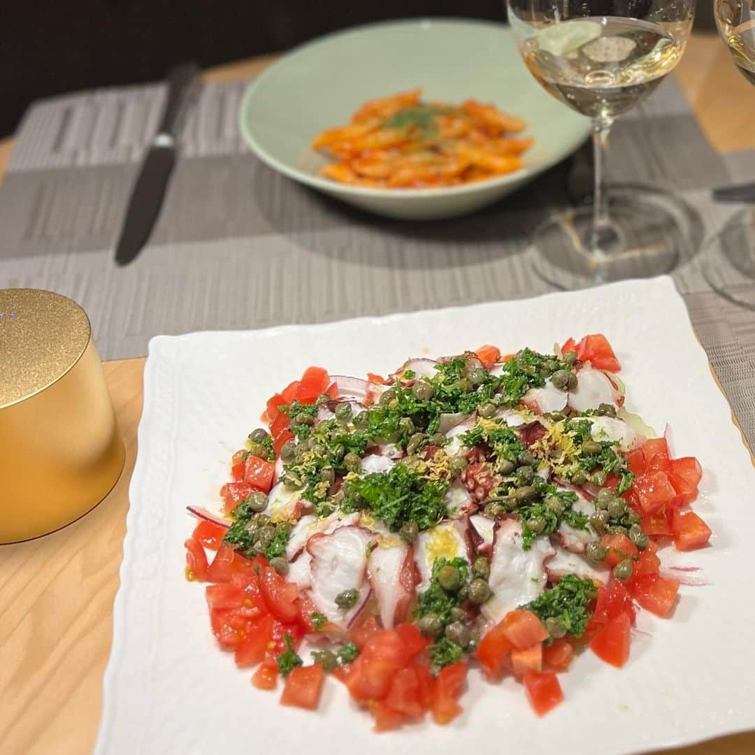 早見優さんのインスタグラム写真 - (早見優Instagram)「Made octopus and celery carpaccio tonight with parsley, lemon, and caper dressing. So so yummy 💕  #goodfood #italian #octopus #🐙 #wine #carpaccio #タコ #前菜 #appetizers #白ワイン #イタリアン」3月20日 22時41分 - yuyuhayami