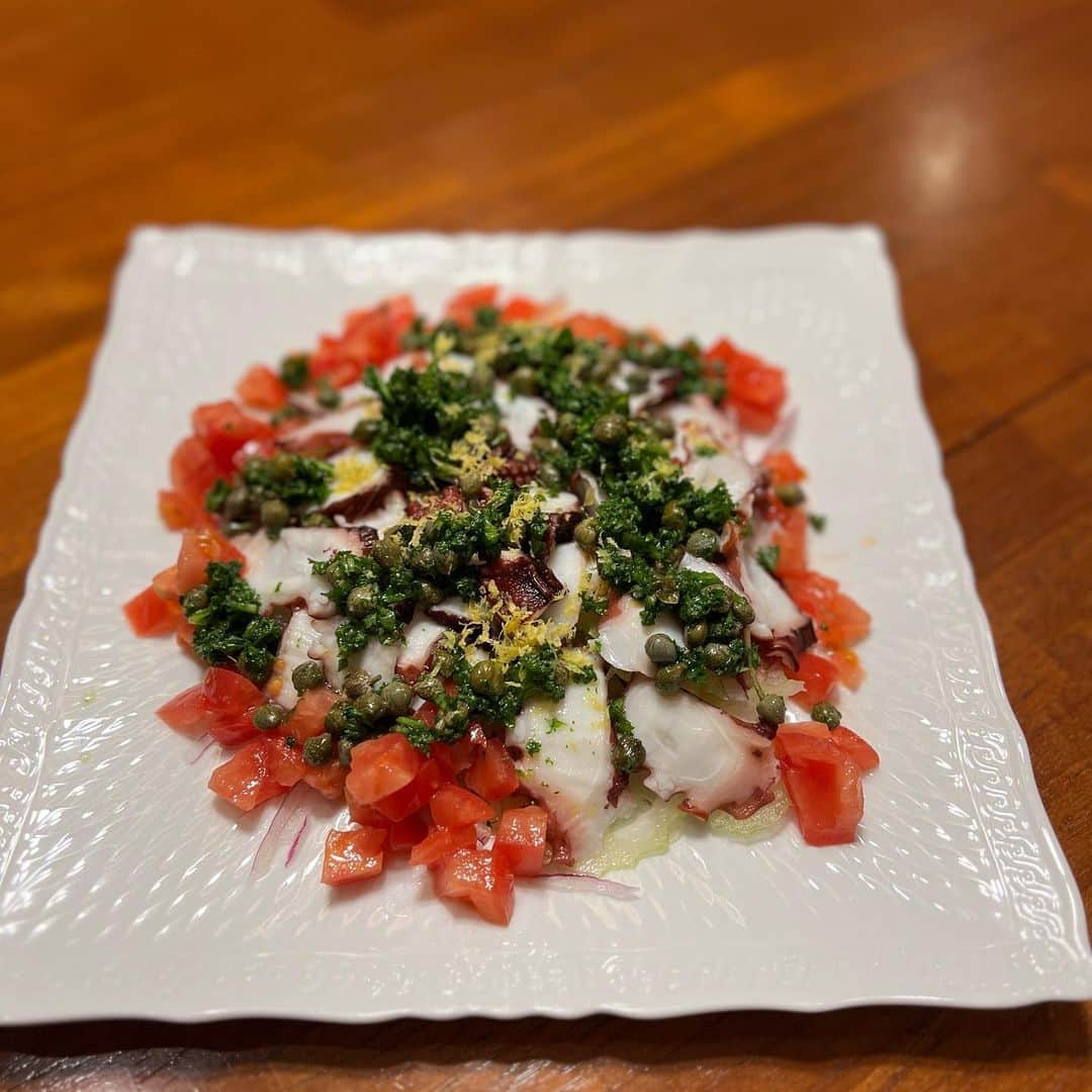 早見優さんのインスタグラム写真 - (早見優Instagram)「Made octopus and celery carpaccio tonight with parsley, lemon, and caper dressing. So so yummy 💕  #goodfood #italian #octopus #🐙 #wine #carpaccio #タコ #前菜 #appetizers #白ワイン #イタリアン」3月20日 22時41分 - yuyuhayami