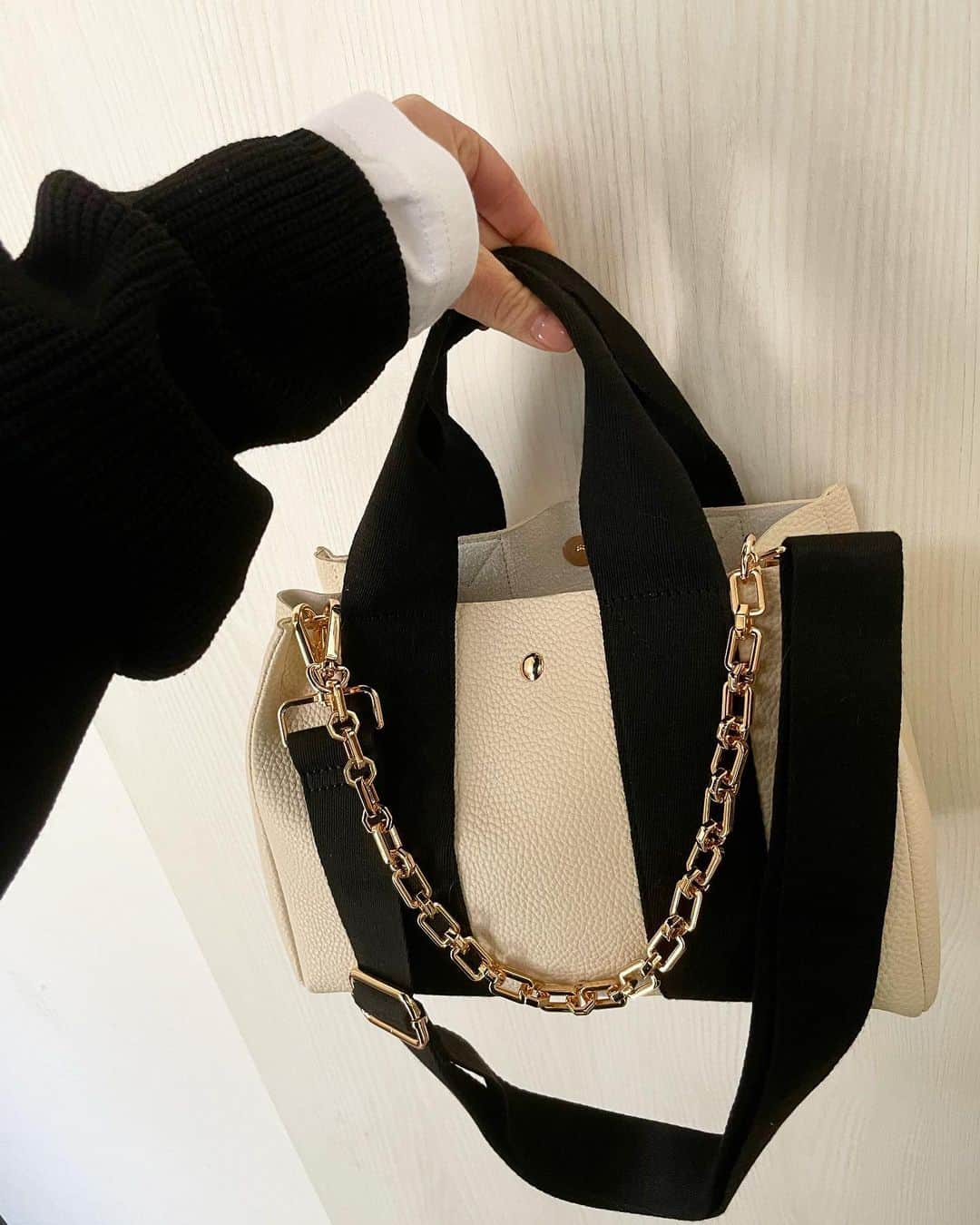宮下美恵のインスタグラム：「新作バッグ👜 mie's select  ポーチ、太ストラップ、チェーンストラップがセットのフェイクレザートートバッグ。2色展開。 こちらのカラーは残り1点です‼︎  サイズ感も一番使いやすくて、個人的にとてもヘビロテ中♡  画像2枚目以後のコーデのロンT、 走る事も出来るくらい履き心地良く、程よい高さもありスタイルアップ可能な神ローファーも新作です。 ローファーも残り1点づつとなります。  webサイトはトップ画面のURL 又はストーリーやハイライトからもチェック出来ます☺️  ママコーデ#大人カジュアル白#白T#ゆるコーデ #ショートヘア #金髪ショート #アラフォーコーデ #アラフォーママ #低身長コーデ #153cmコーデ#バイヤー#アパレル#miesselect#トートバッグ#ショルダーバッグ#センタープレスパンツ #ホワイトコーデ#大人カジュアル#エナメルローファー#ローファー#ローファーコーデ」