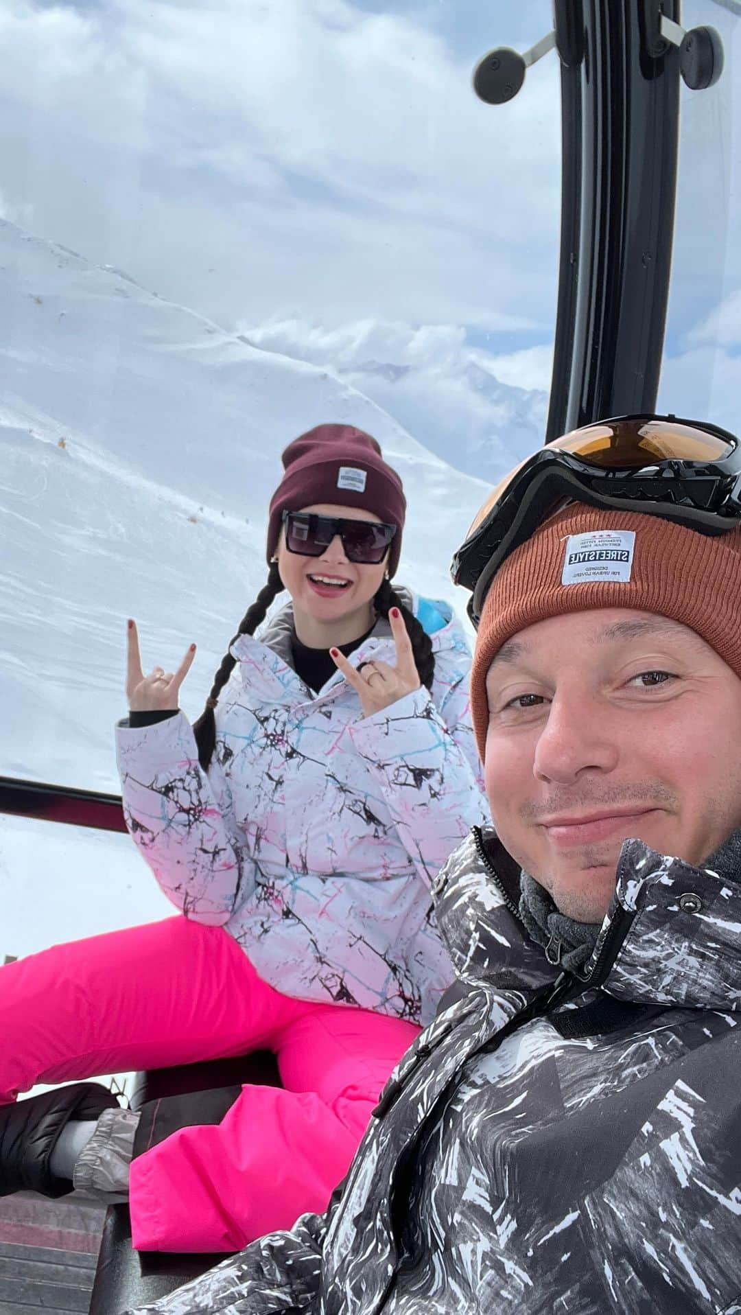 オレクシイ・ビチェンコのインスタグラム：「⛷️ Our first Alps • • • #alps#livigno#livignoalps#carosello3000#mountains#couplegoals#travel#travelcouple#italy#italy🇮🇹」