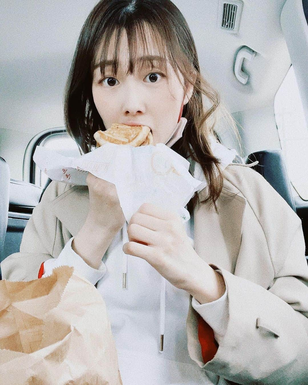 松田実里のインスタグラム：「⁡ 先日の車内の朝。 ⁡ マックグリドルよき。 開けた瞬間のメイプルの香りで、いつもディズニー行きたくなる。 ⁡ 明け方まで飲んだ日はよく食べたなー。なんて思い出の味。笑 ⁡ あまじょっぱいが勝ち。 ⁡ #マック #マクドナルド #マックグリドル #ハッシュドポテト #オレンジジュース #朝ごはん #車ご飯 #モーニング #メイプル #トレンチコート #白パーカー #コーデ #lifestyle #instagood #mylife #love」