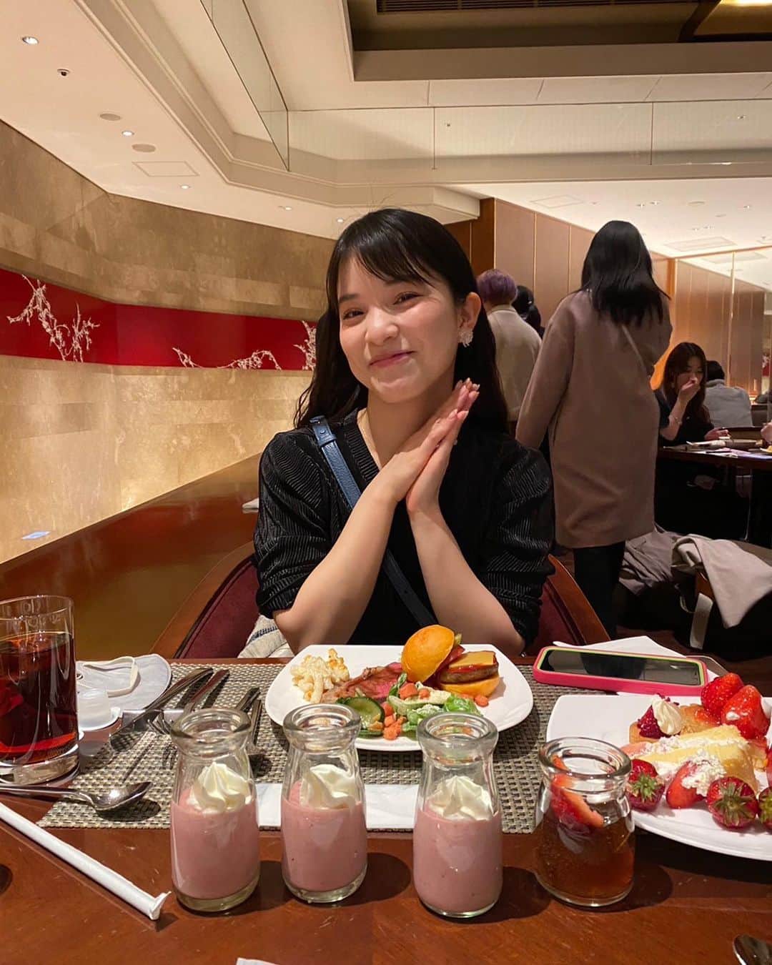 仮谷せいらのインスタグラム：「念願の🍓 いちごスイーツビュッフェ🍓🍓  全然食べられなくなってた😂 でも美味しかったな〜🍓  贅沢時間でした🌸💕」