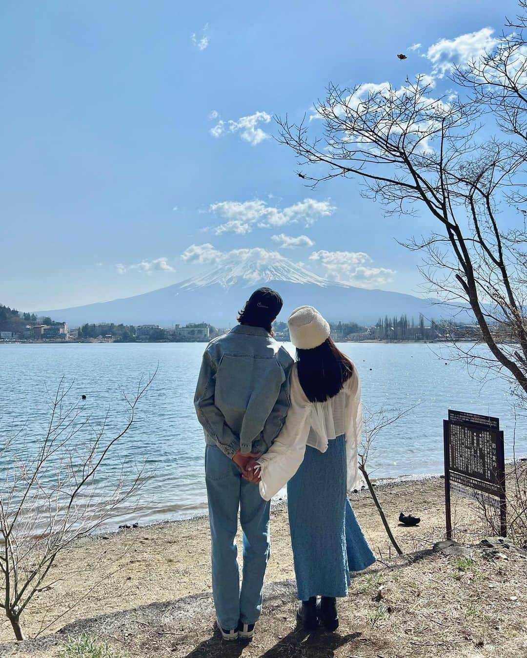 Dewi Chienのインスタグラム：「想法不同的時候願意聆聽、意見不合的時候願意溝通、心情不好的時候願意包容，看富士山的時候願意配合我臨時買整套一起dress code😂  有時候幸福就是如此而已⋯。🤍 #戴了一頂富士山的部分」